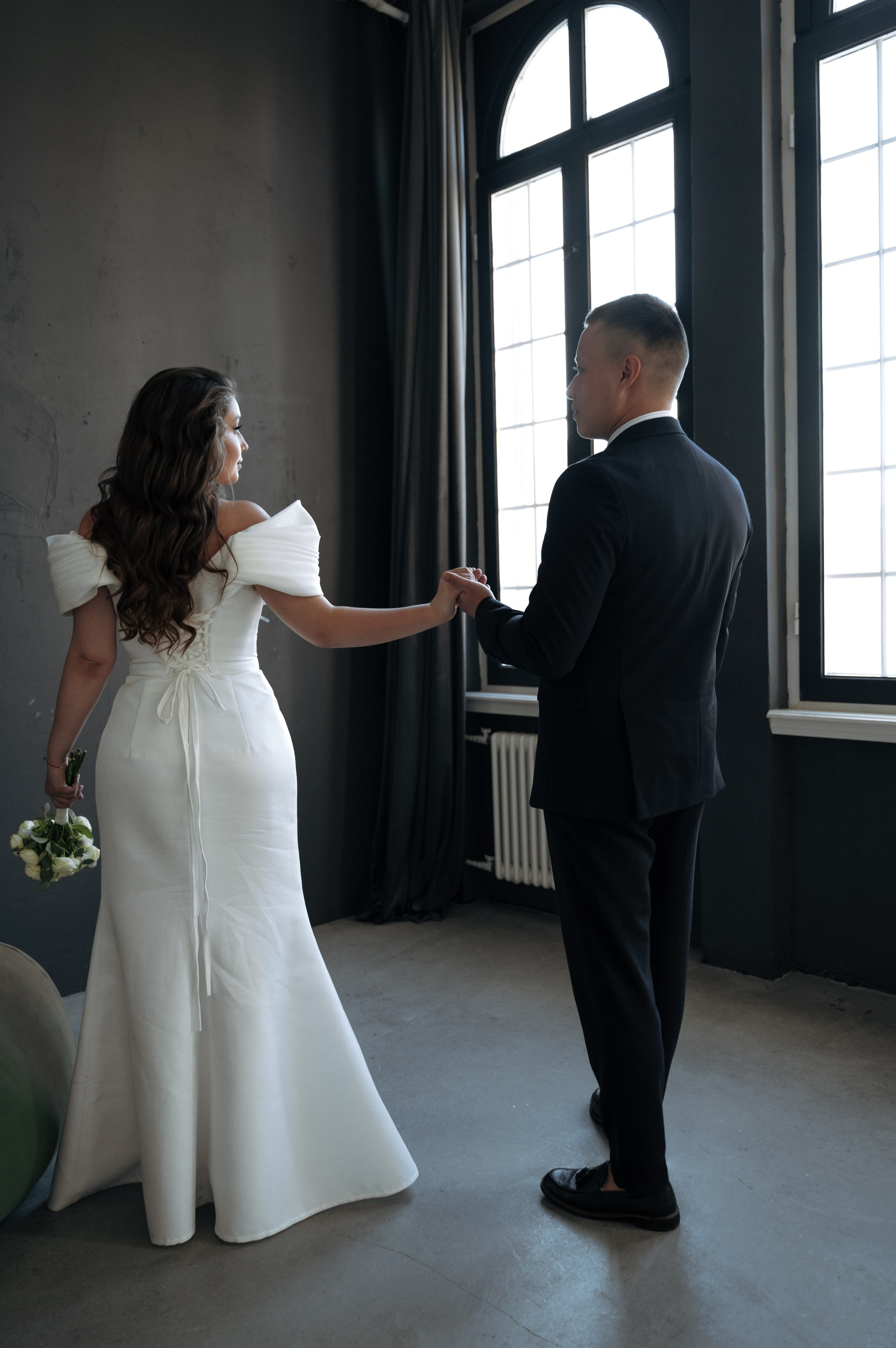 свадебная фотосессия в фотостудии с красивыми окнами