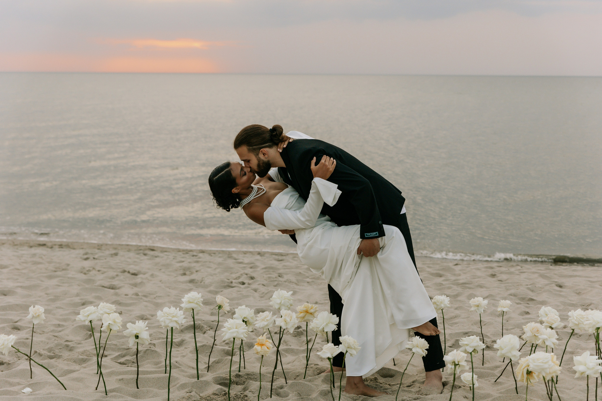 Выездная регистрация на море с белыми розами. Свадебный фотограф Калининград