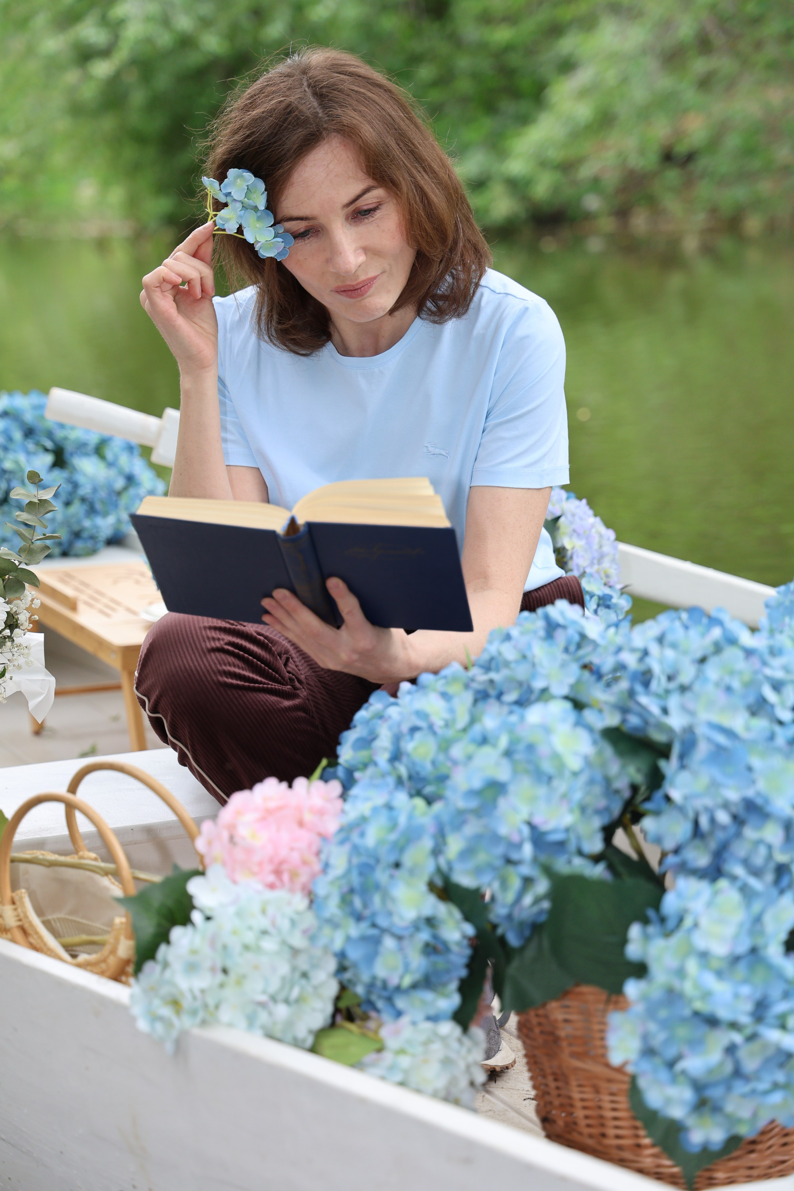 Фотосессия в лодке, лодка, озеро, платье, книга, шляпа, зонт, перчатки, весла, лето. Свадебный, семейный, женский и детский фотограф из Екатеринбурга