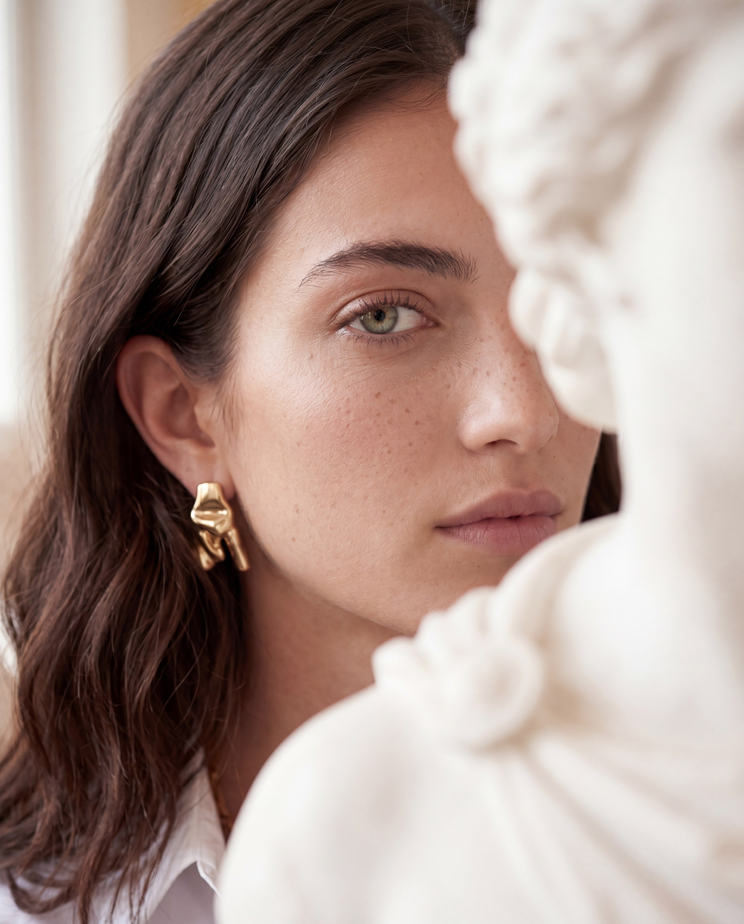 Имиджевая ИИ-фотосессия: крупный план лица AI-модели с золотой серьгой, для брендов аксессуаров и создания глянцевого визуала