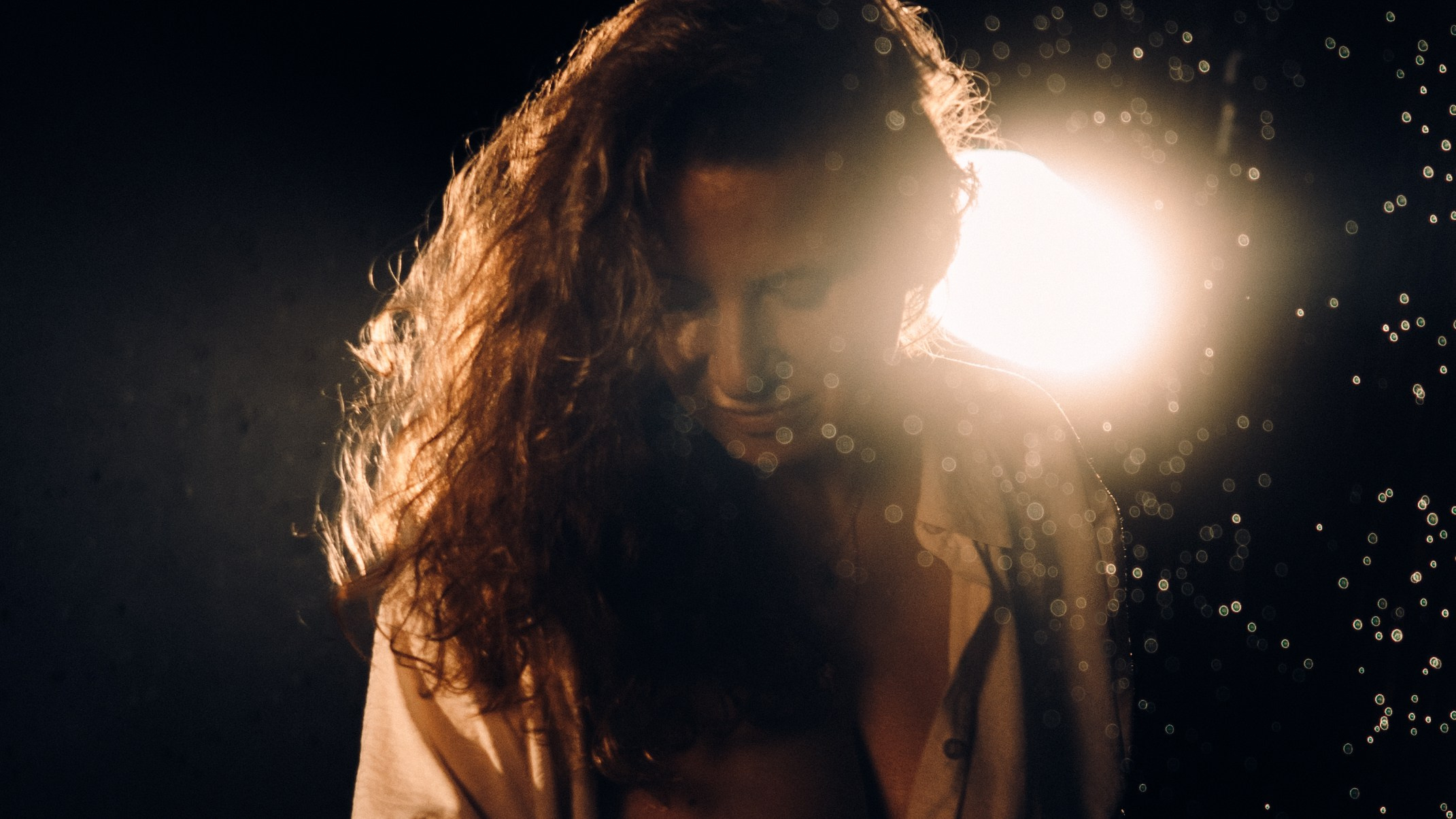 Женская съёмка в студии с дождём. Фотоведьма Дарья Нечинская