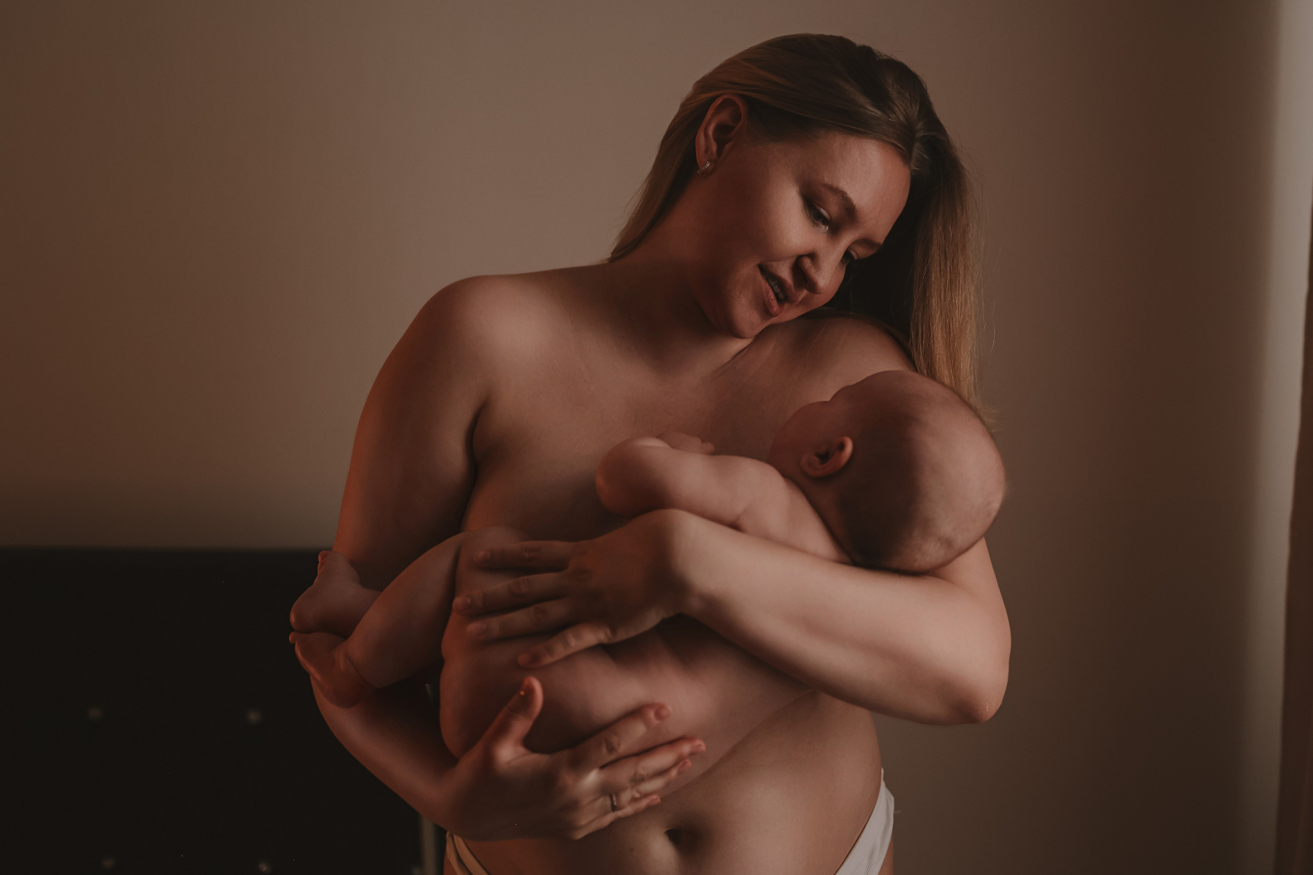 Кормление. Семейный фотограф Тюмень, фотограф на роды Салмина Мария