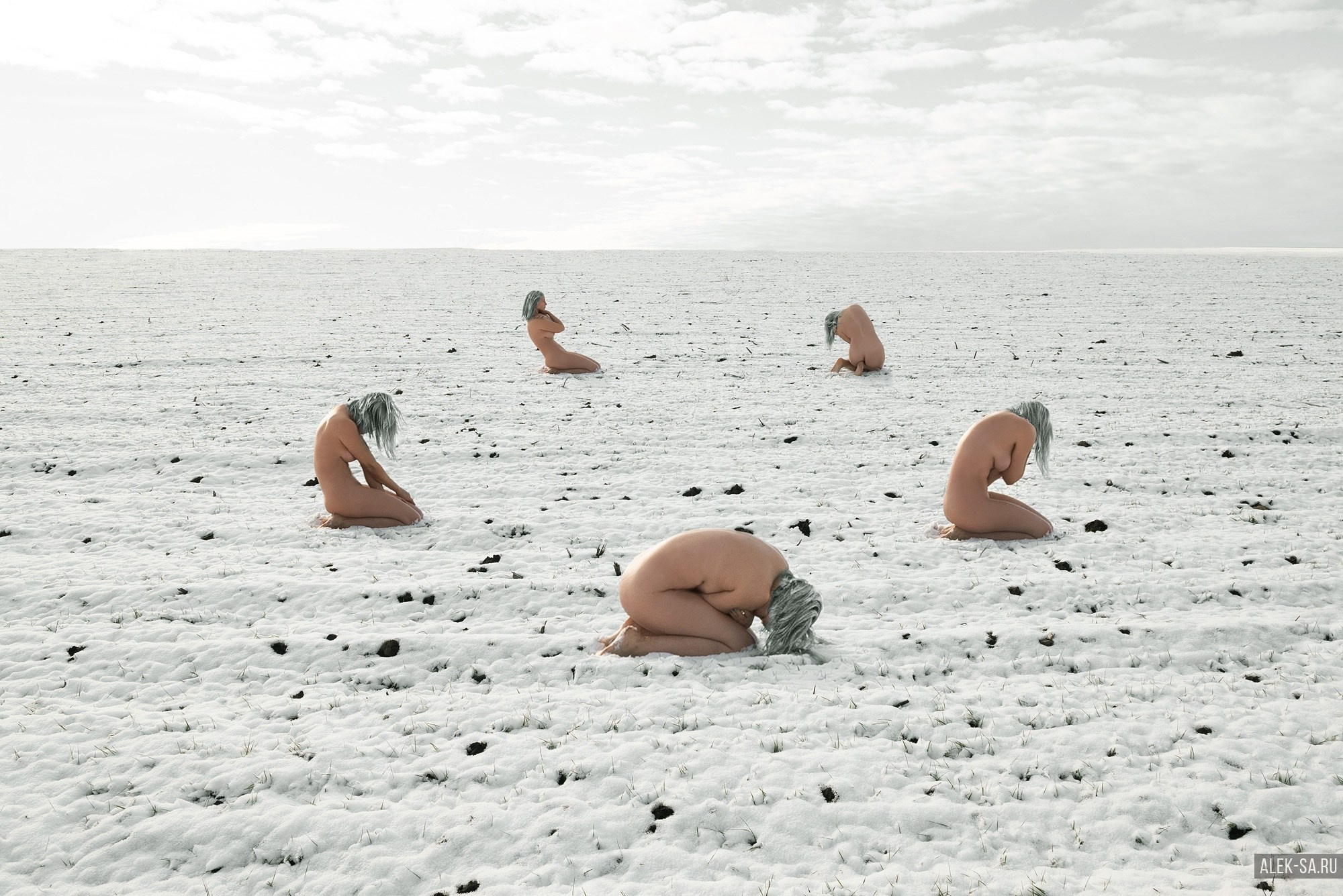 Серия поз на снежном поле, минимализм — фотосъёмка в Краснодаре