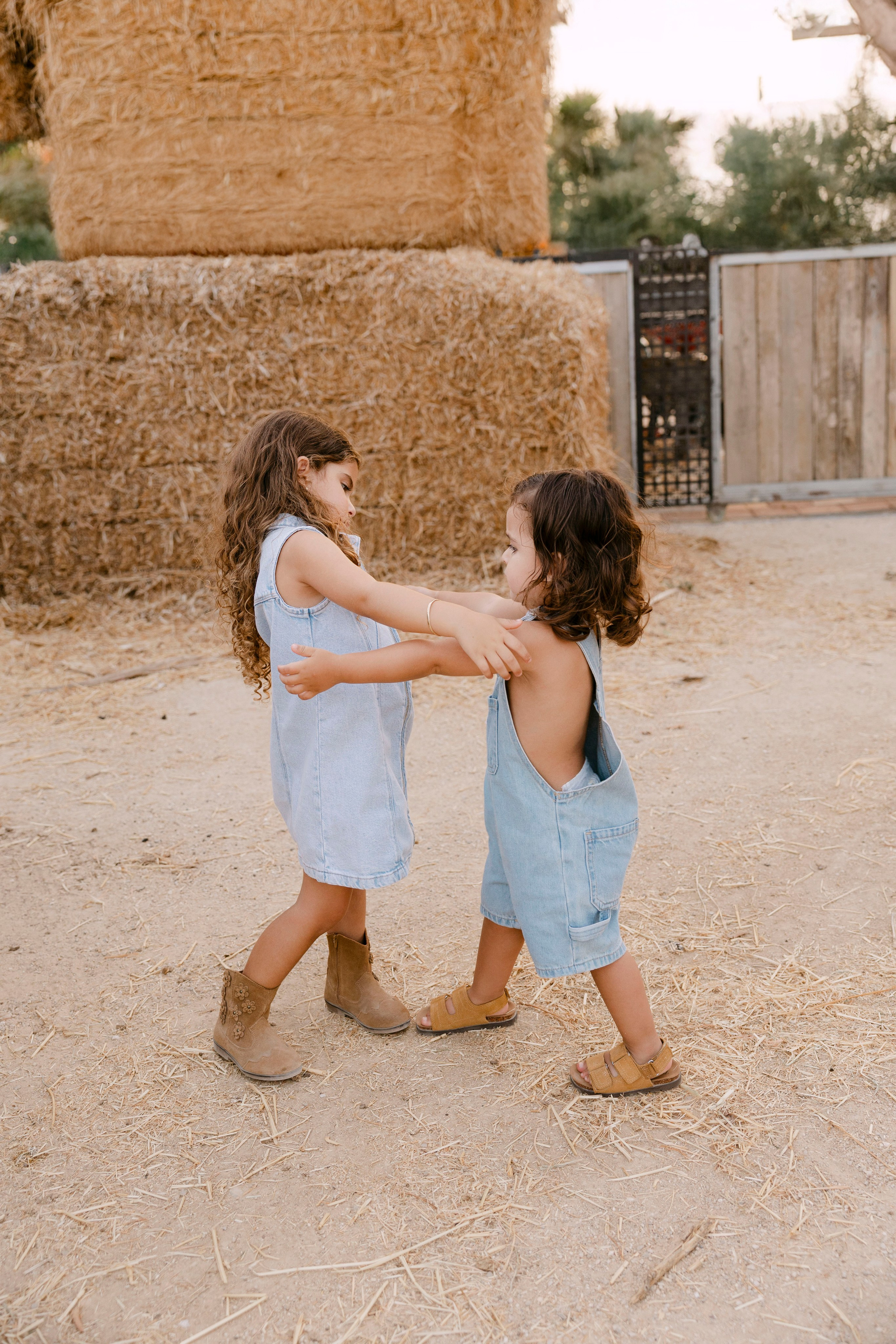 Pregnancy photoshoot at the horse farm. Главная