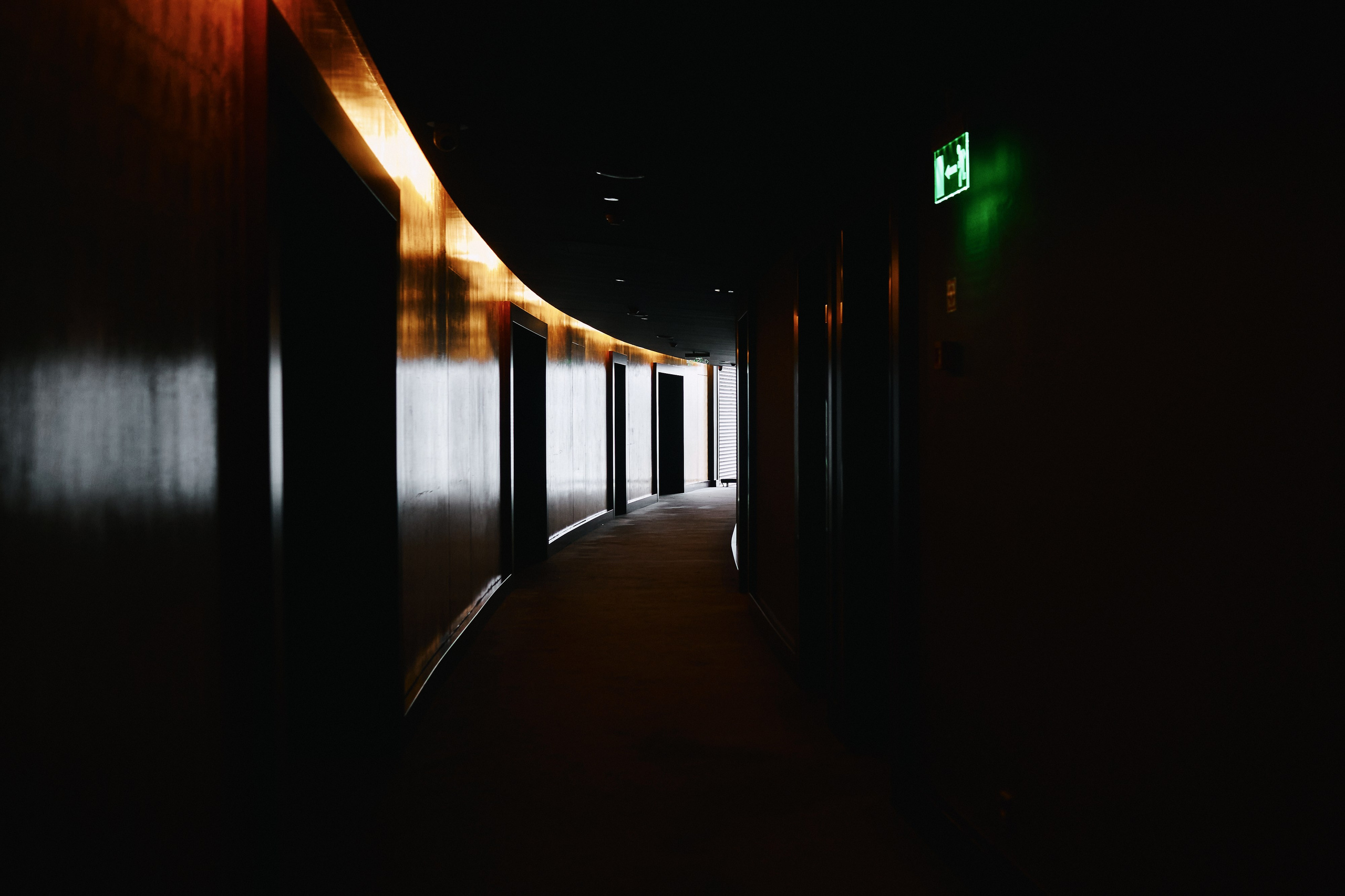 Свадебная фотосессия в Екатеринбурге: жених и невеста в отеле Хаятт Ридженси Екатеринбург, Hyatt Regency Ekaterinburg