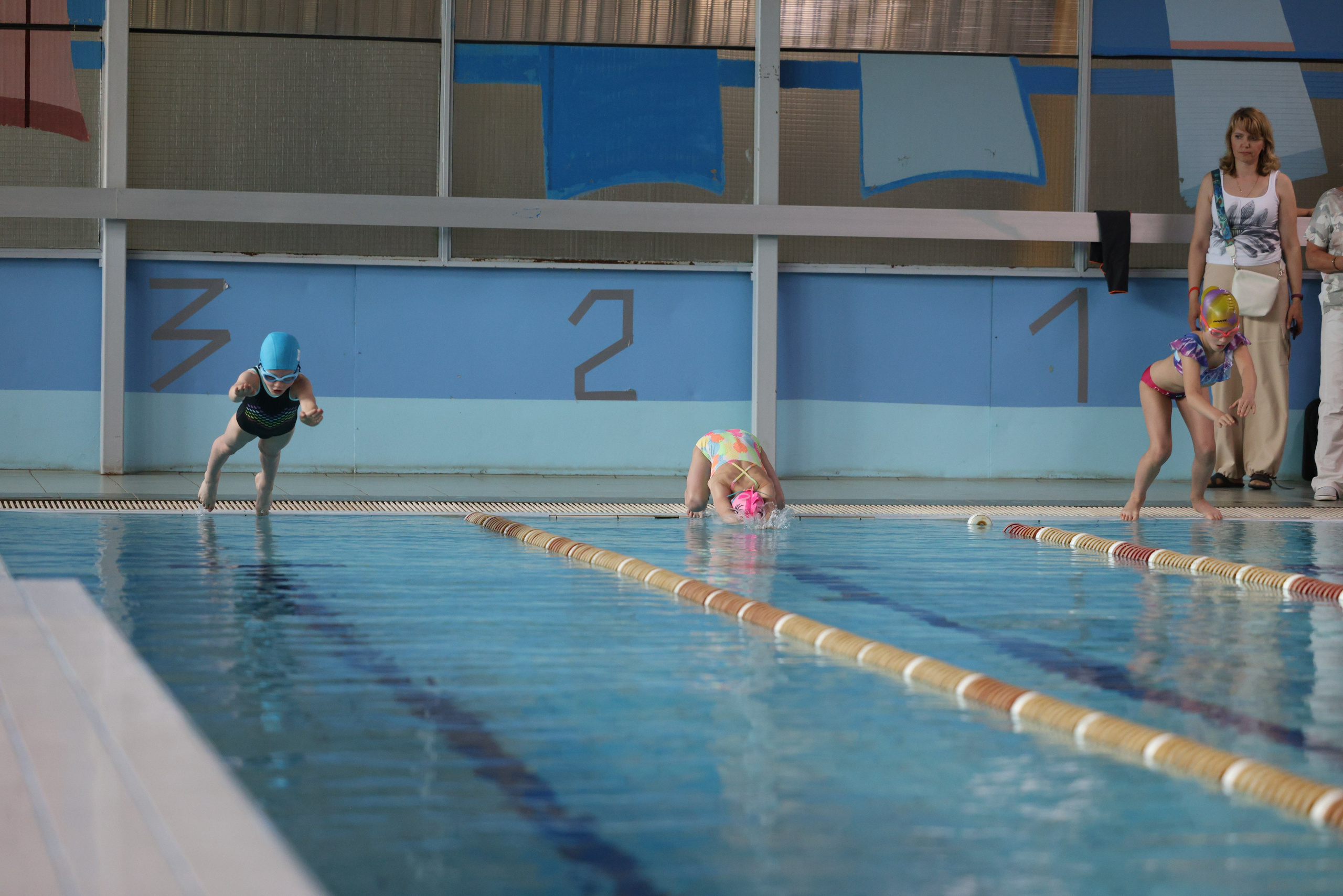 Веселый дельфин. Плавание. Дети 8-9 лет. Фотограф Александр Заломаев