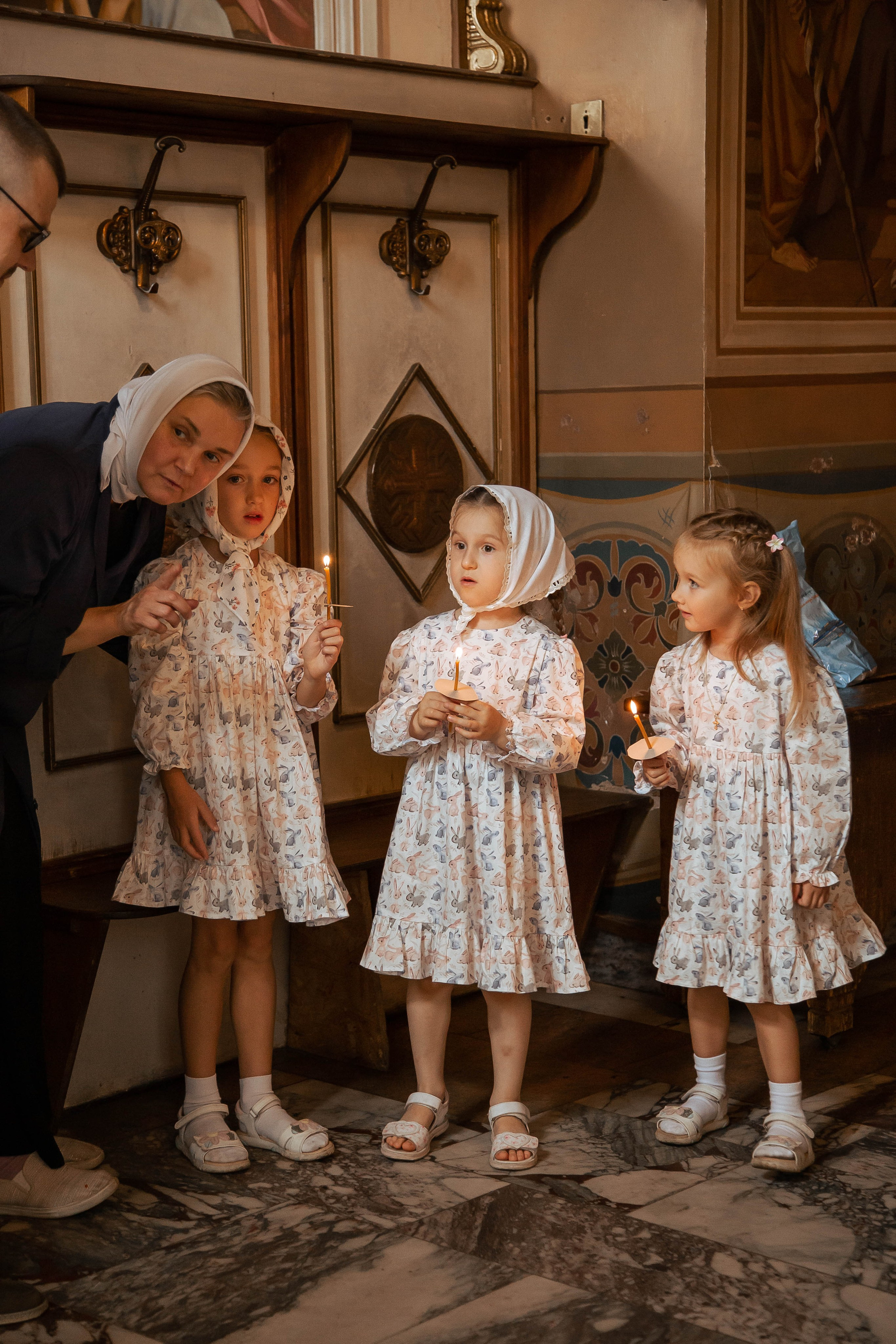 Репортажная съемка крещения — трогательные кадры таинства в Москве. Фотограф Анна Татаурова | Авторская фотосъемка в Москве