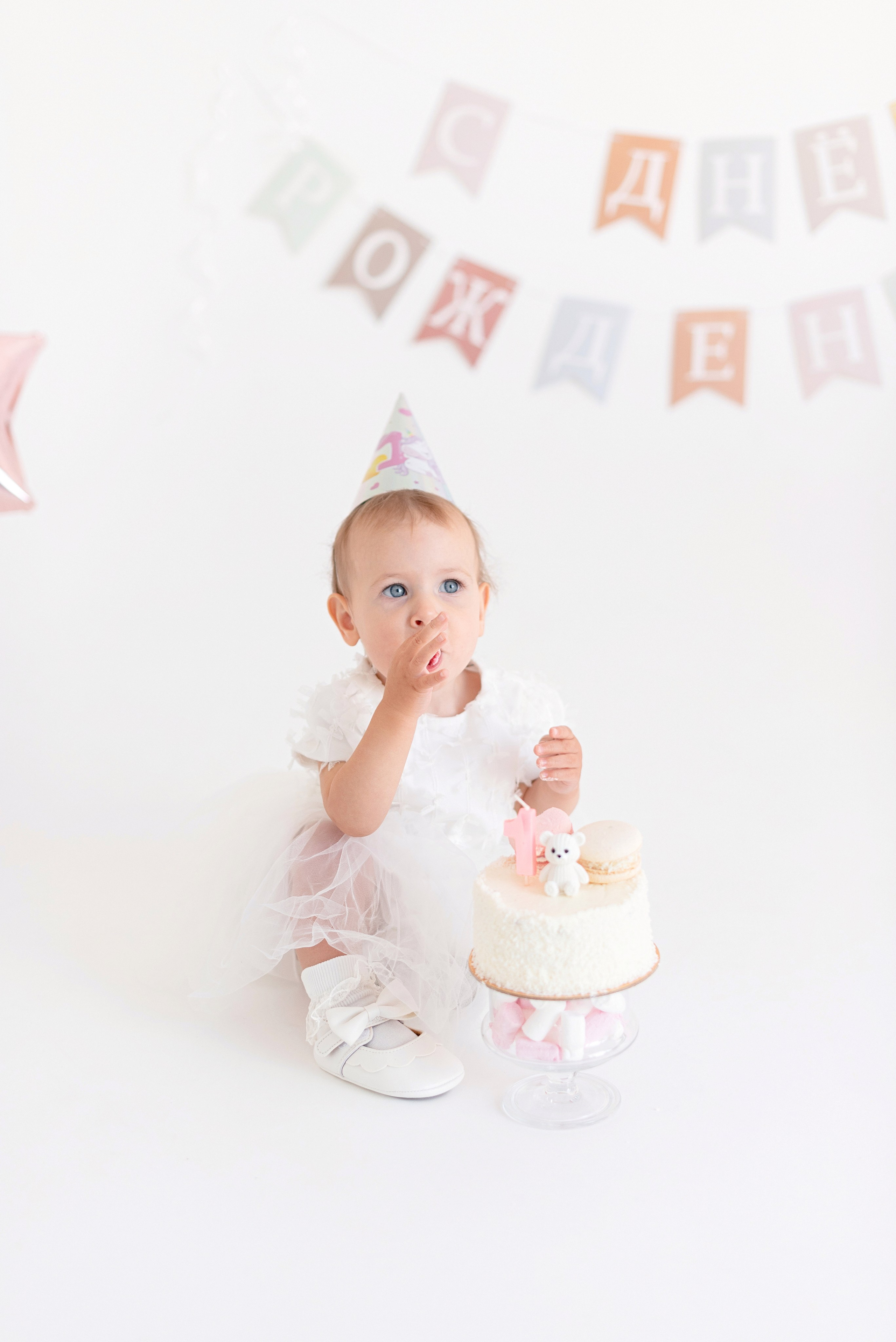 Фотосессия дня рождения ребенка в фотостудии, торт, воздушные шары, мыльные пузыри, профессиональные детские фотографии в Сургуте и Нефтеюганске.