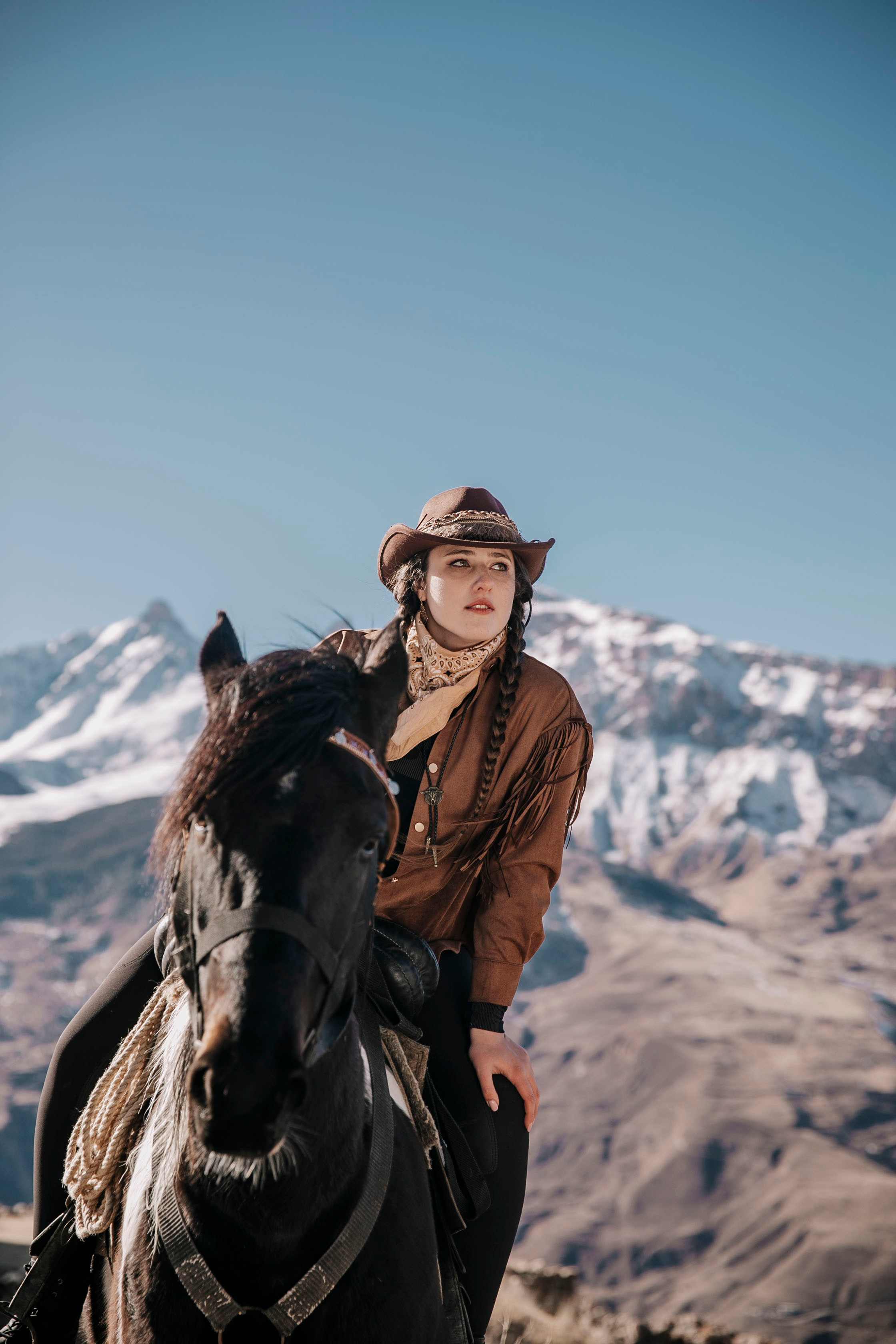 Фотосессия с лошадью  среди гор в ясную погоду в горах Северной Осетии в Дигории, фотосессия с лошадью, стиле фильмов про ковбоев среди гор в ясную погоду, фотосессия на конюшне, фотосессия в горах, фотосессия в горах с лошадью, фотосессия в одежде ковбоя, фотосессия летом, фотосессия осенью,  фотосессия в Осетии, фотосессия в Дигории, Дигория 