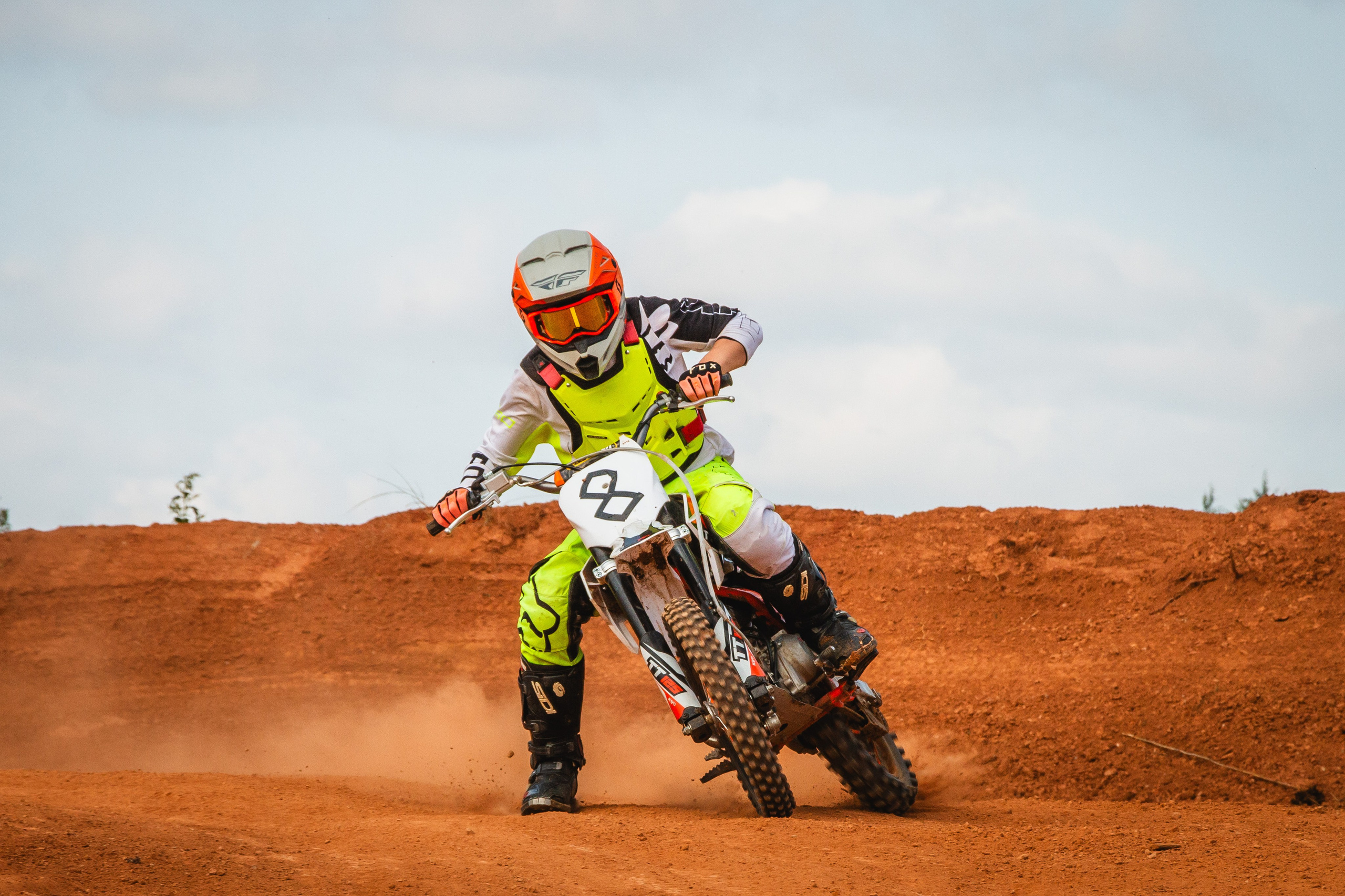 Мотоциклист входит в поворот