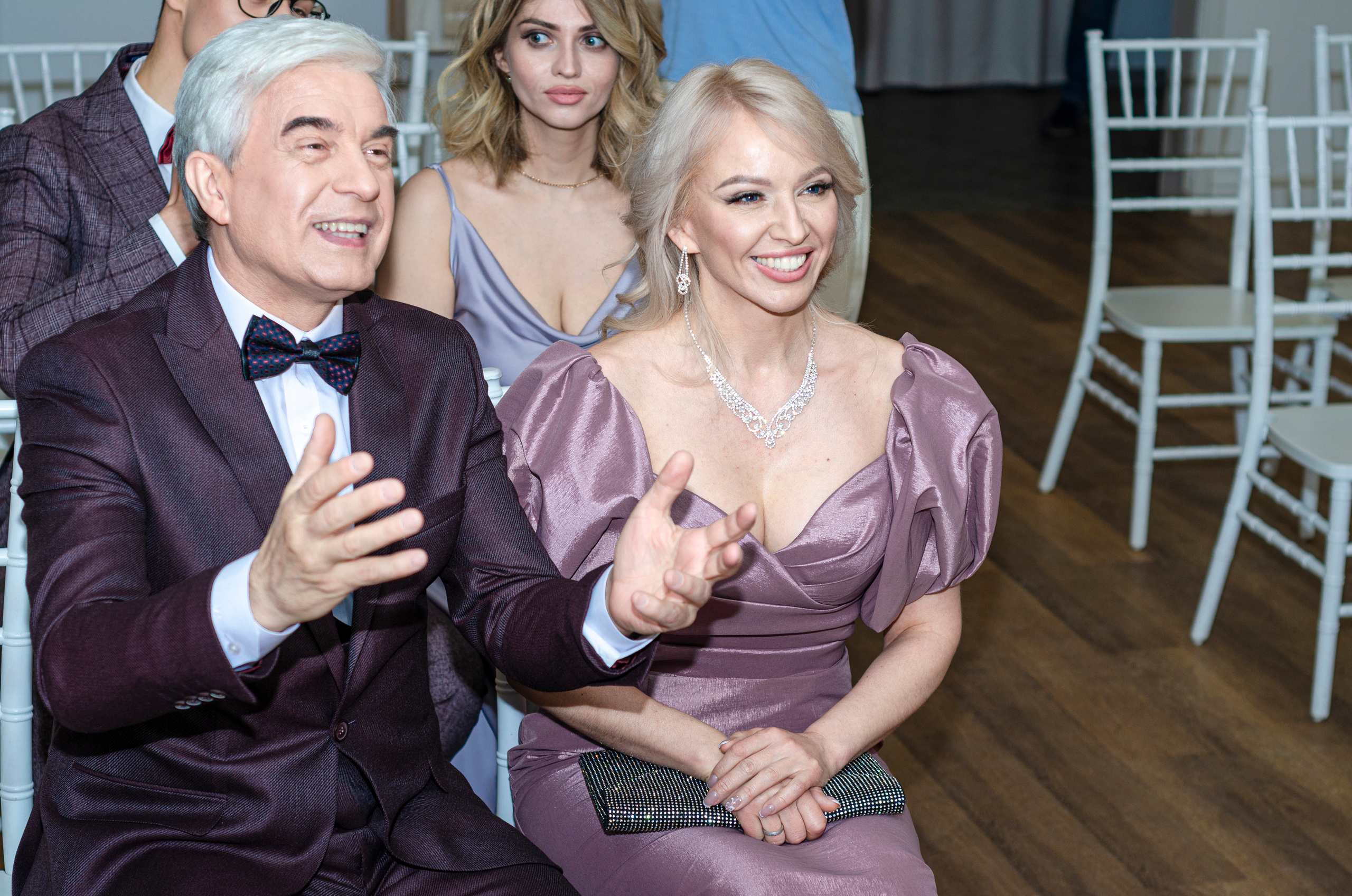 Эмоциональная реакция родителей невесты на свадебную регистрацию.