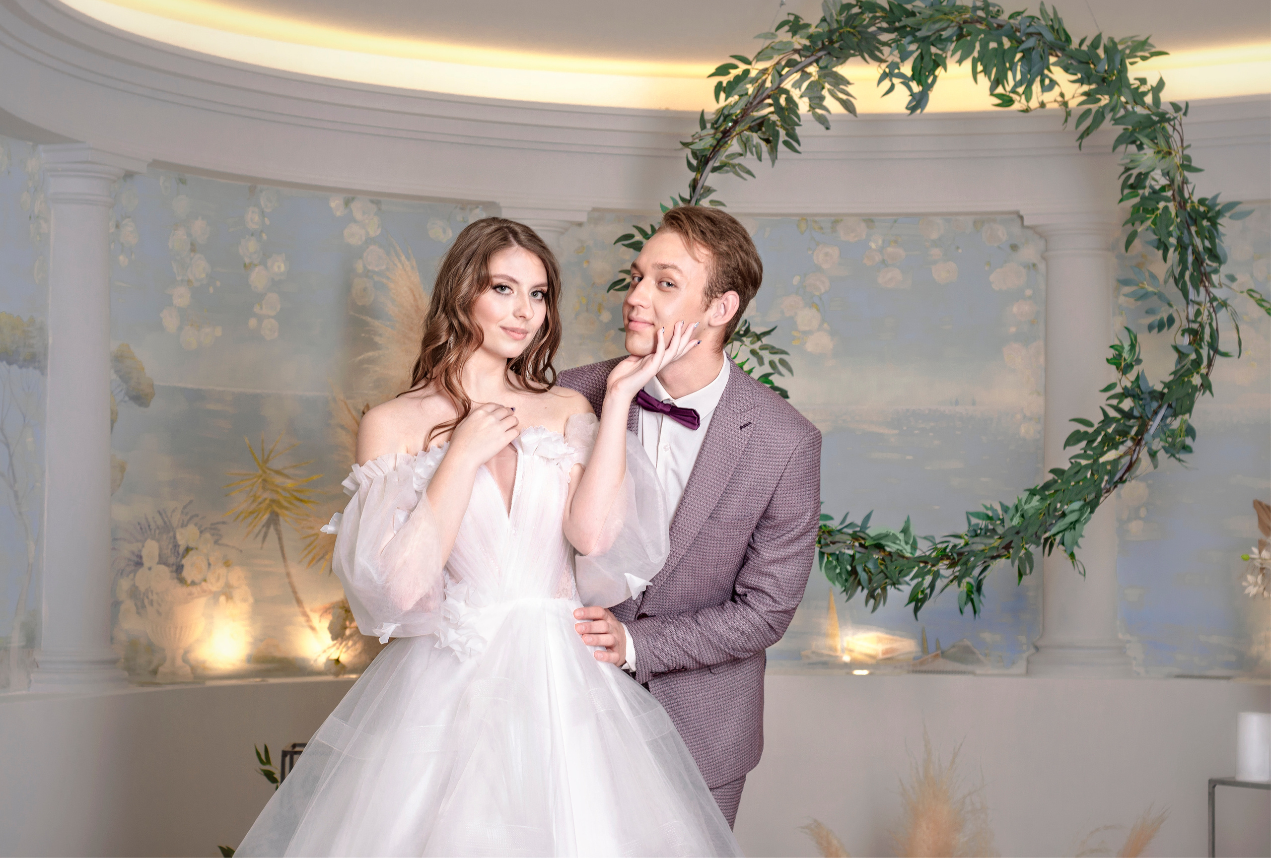 Жених и невеста на фоне балкона с колоннами в ресторане