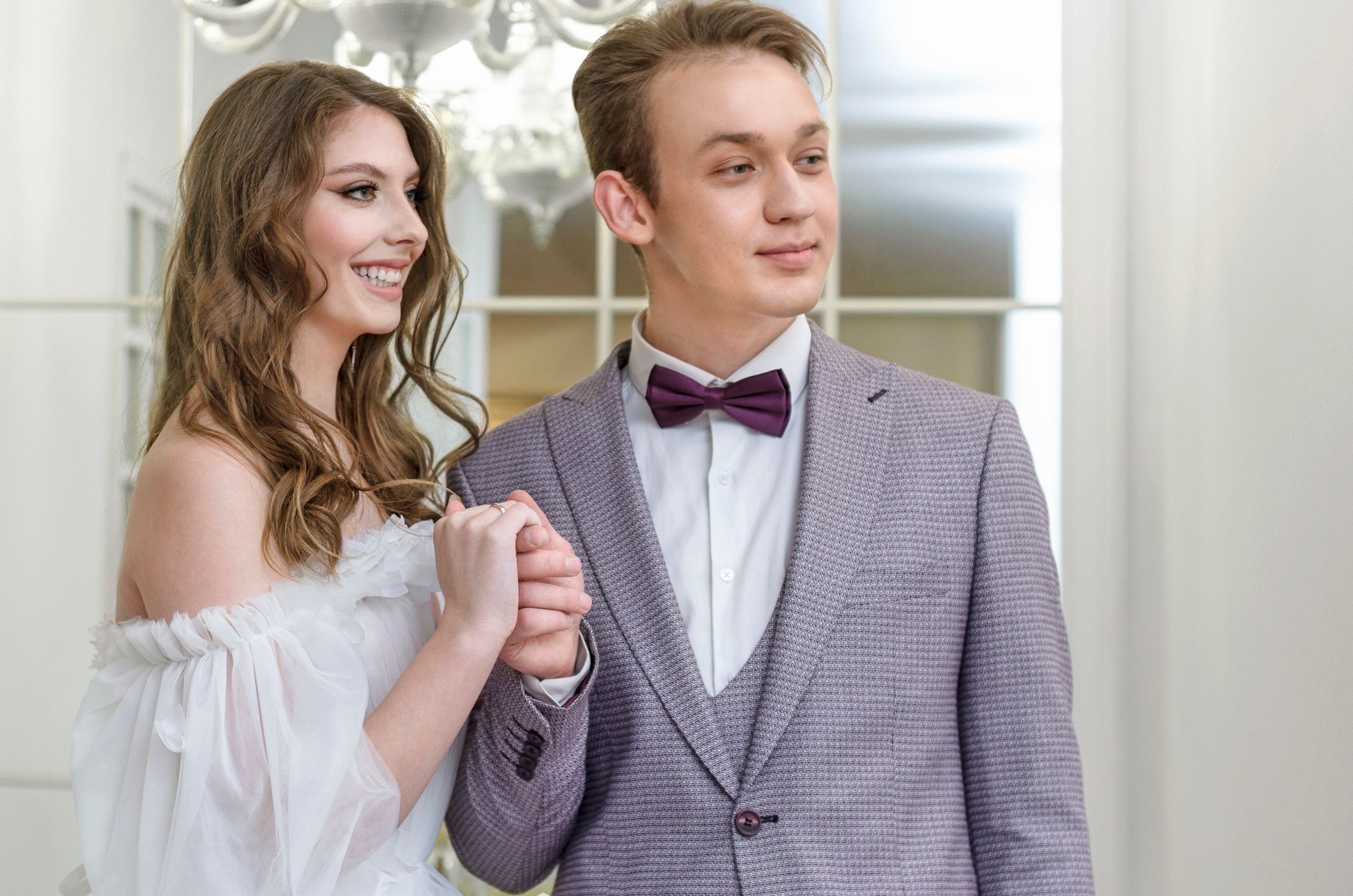 Жених держит невесту за ручку и готов вести к алтарю.