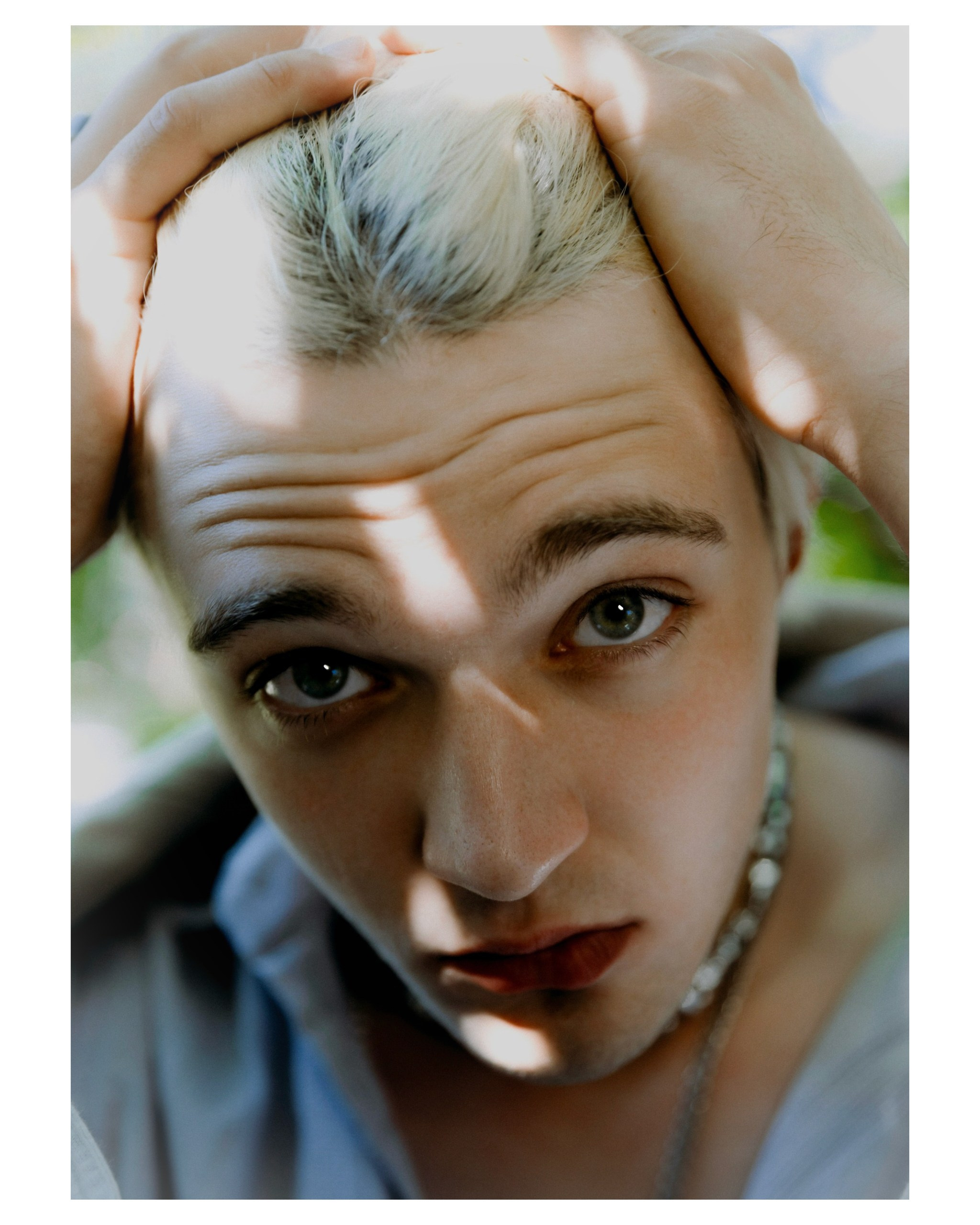 блондин изполобья смотрит в камеру