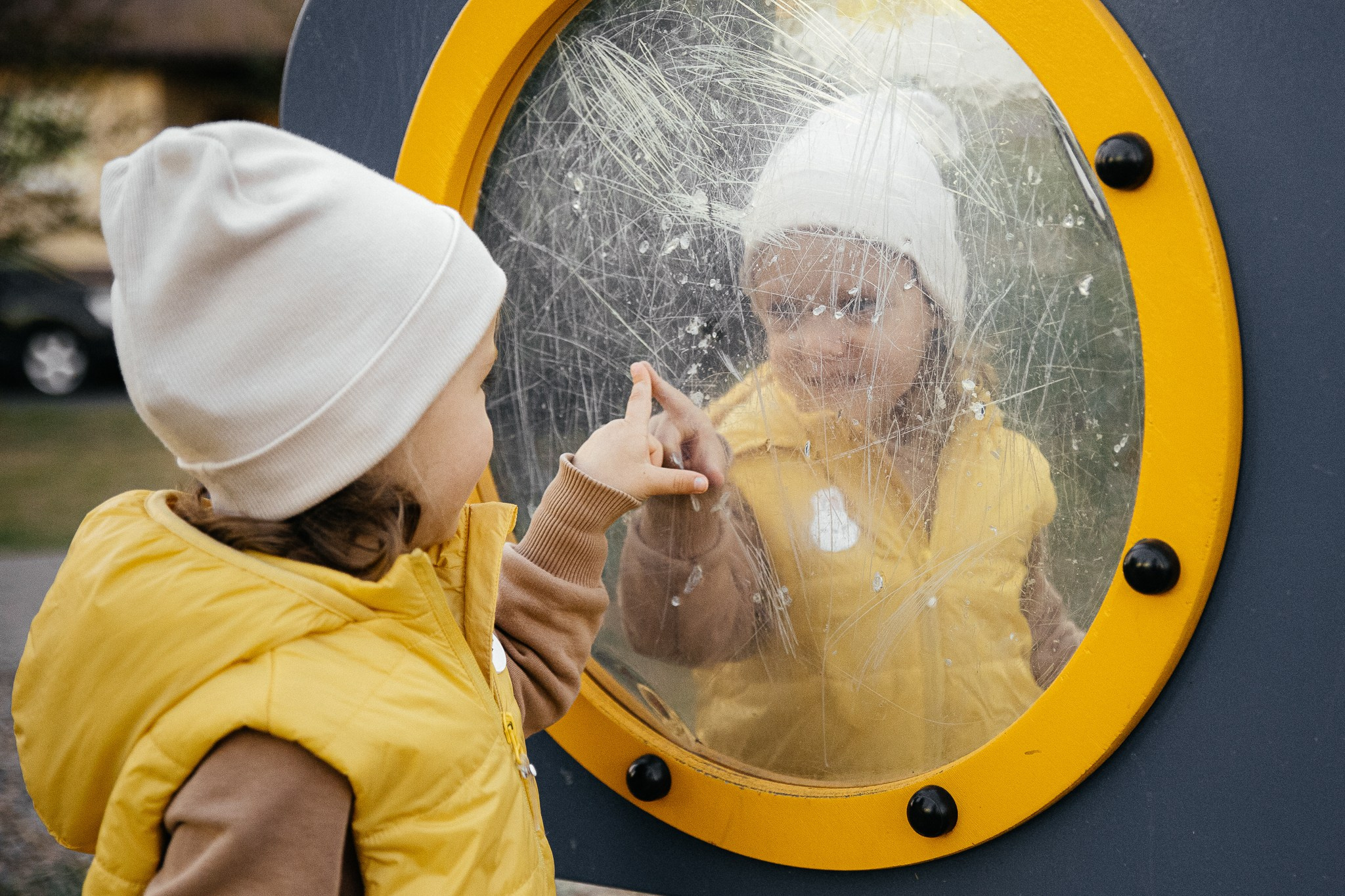 Ева в желтой куртке: Идеи для фотосессии на разных фонах. Семейный и свадебный фотограф Ростове-на-Дону