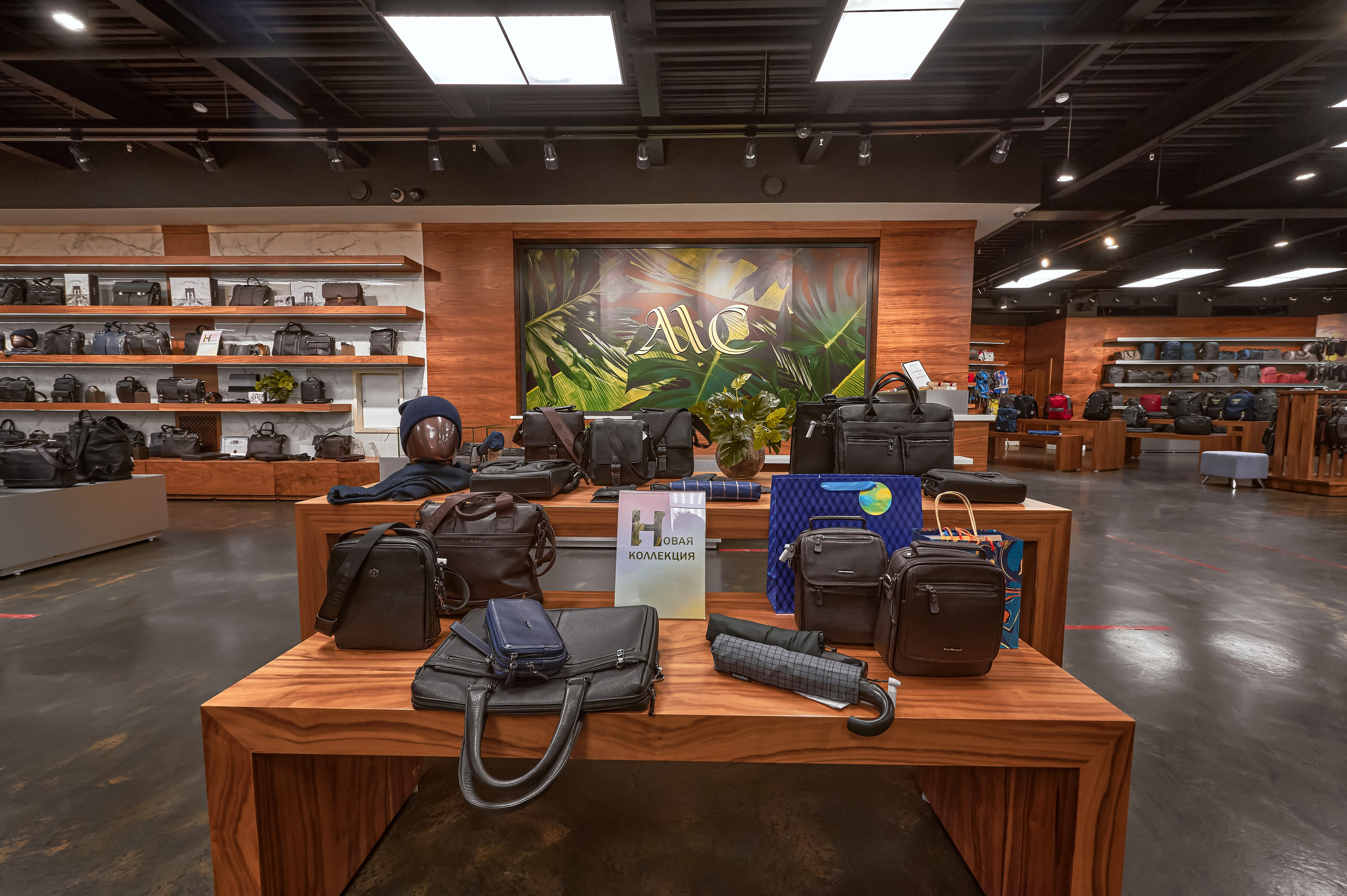 Портфолио по интерьерной и экстерьерной фотосъёмки: Мир сумок — Левый берег. Фотограф Яковлев Роман — Красноярск