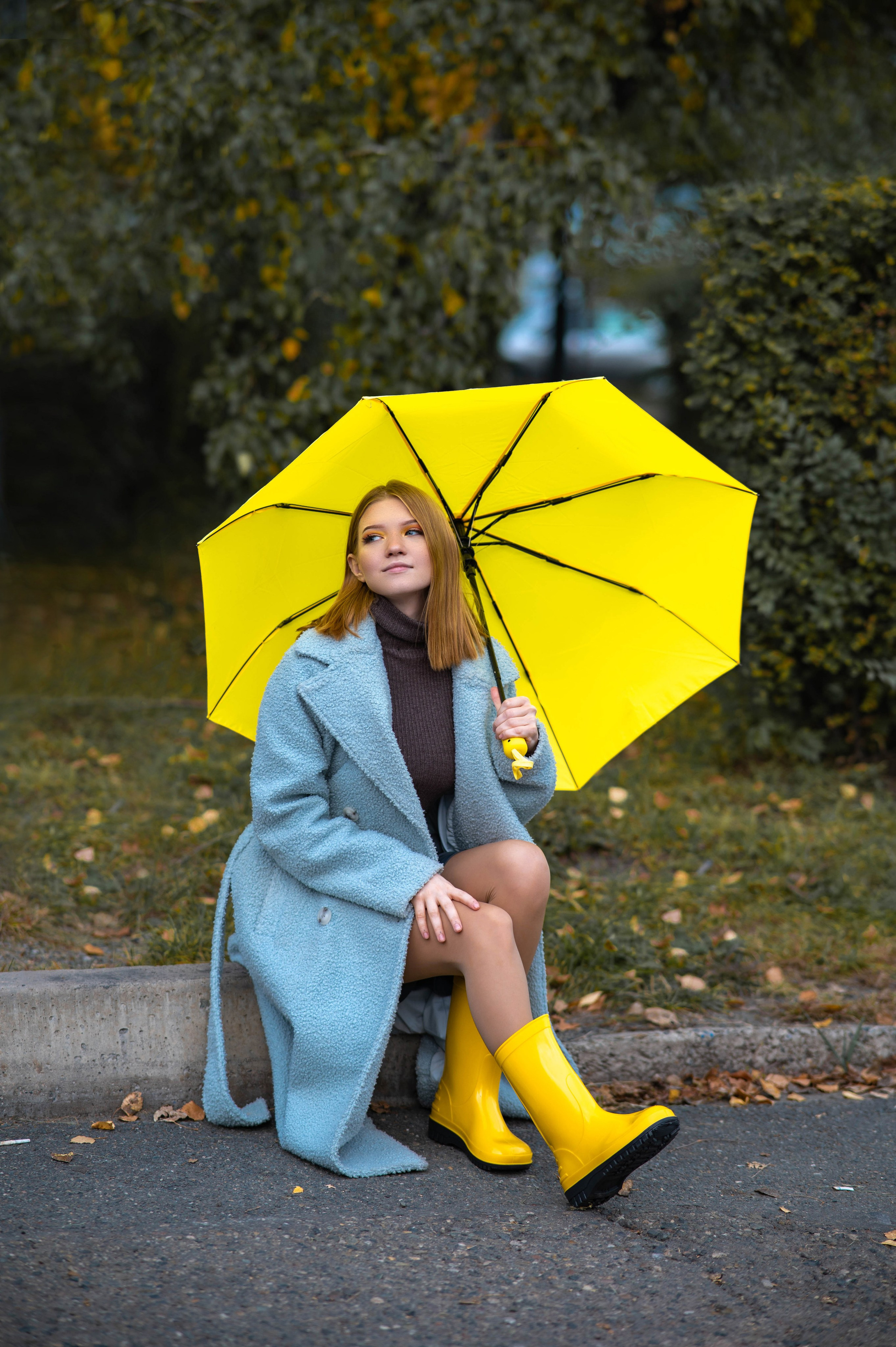 Осенняя индивидуальная съемка на фоне пожелтевших деревьев. Семейный и свадебный фотограф в Абакане Юлия Су