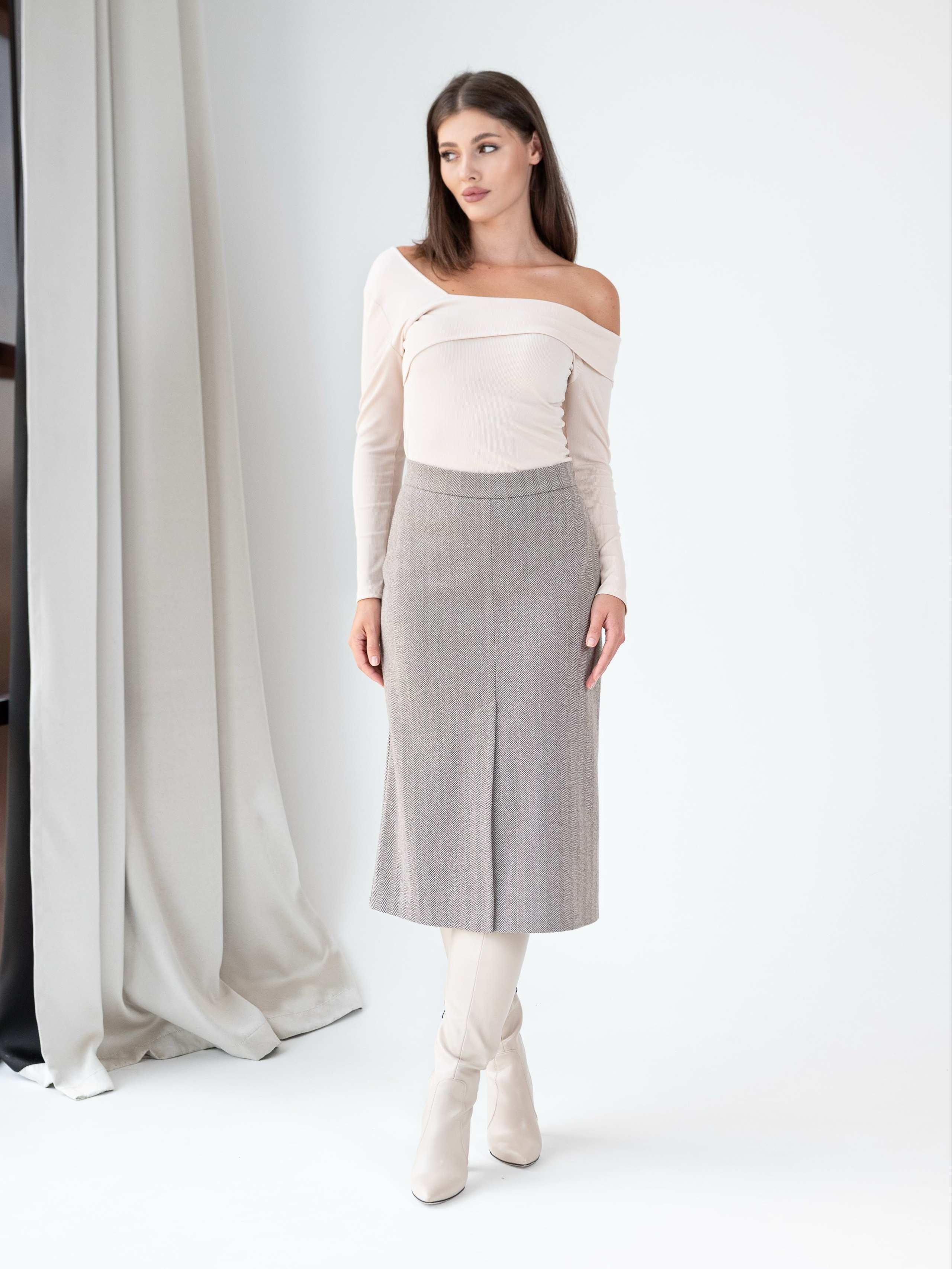 Юбки классика серый фон+интерьер. Предметный фотограф, фото для маркетплейсов Пятигорск, КМВ