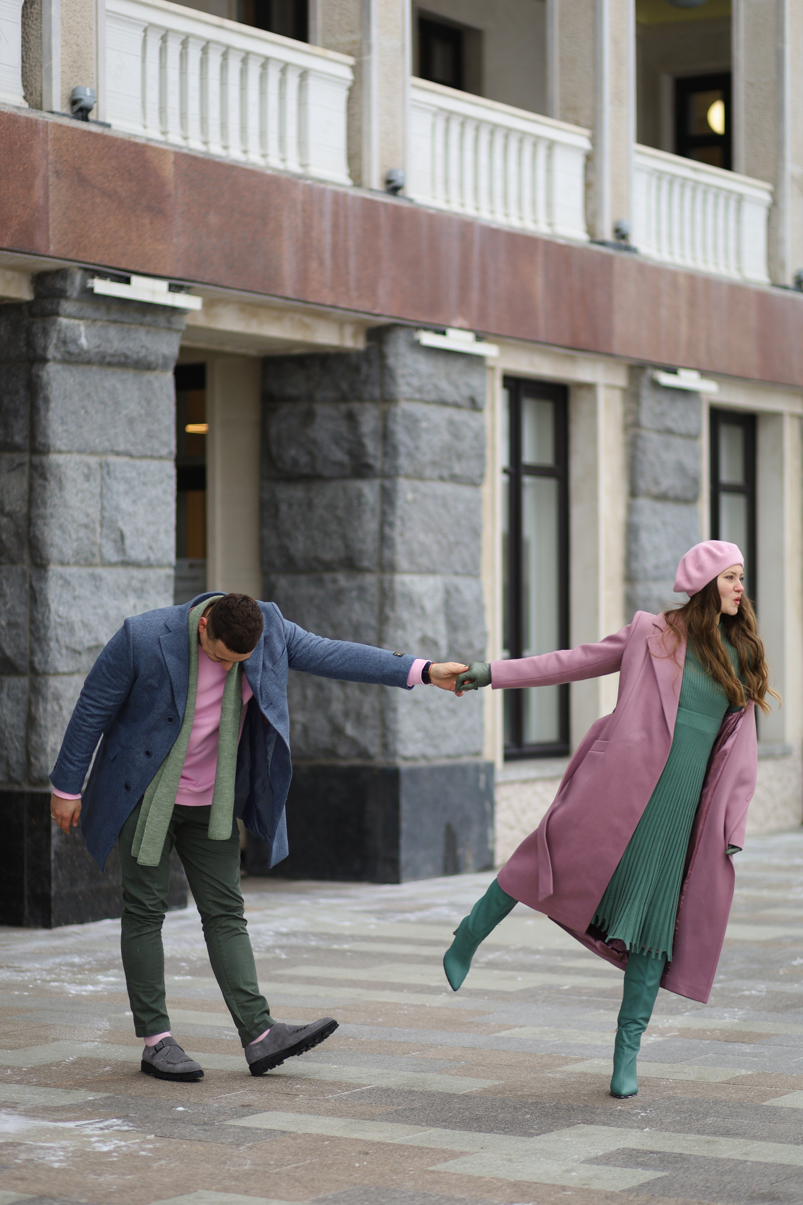 Парень держит девушка за руку на фотосессии