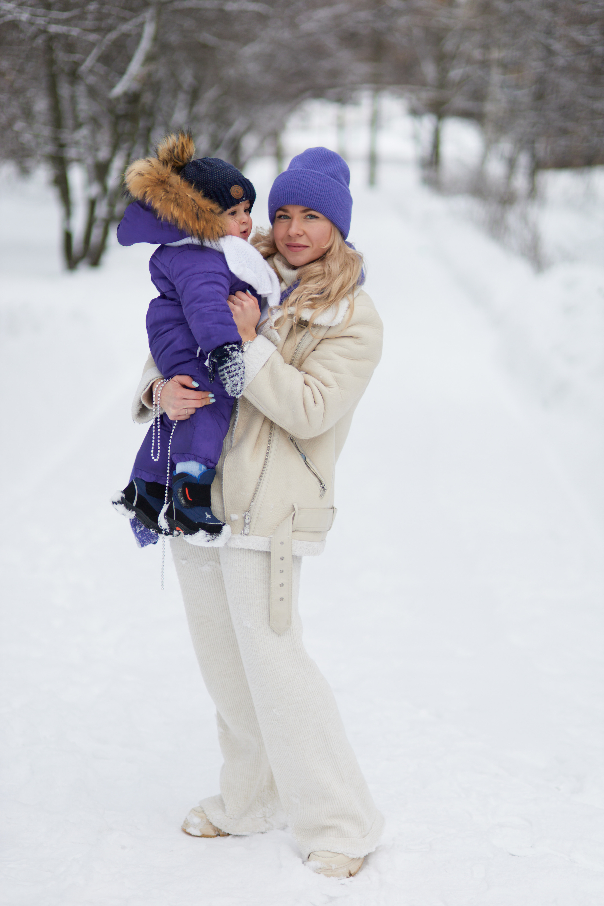 Мама держит на руках ребёнка