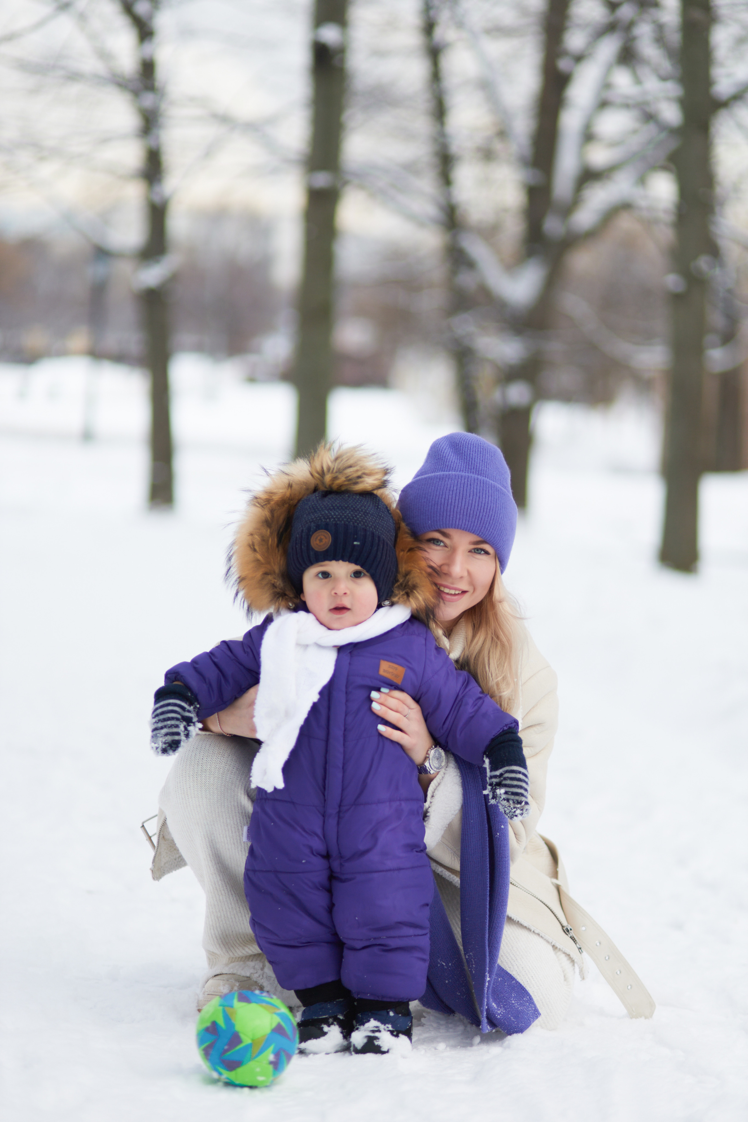 Зимняя фотосессия в парке Коломенский с детьми в фиолетовых тонах