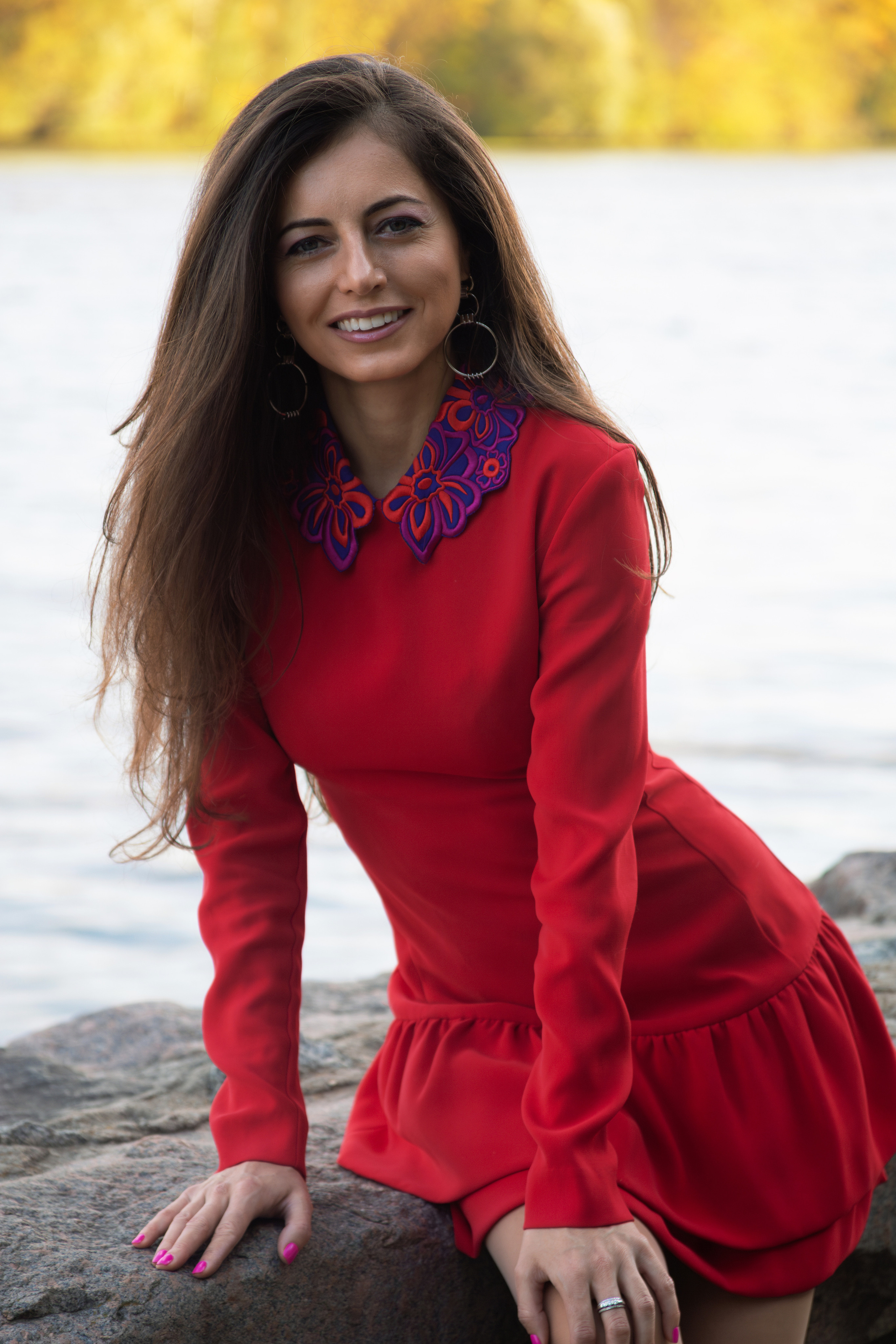 Портретная съёмка в красном платье осенью на набережной