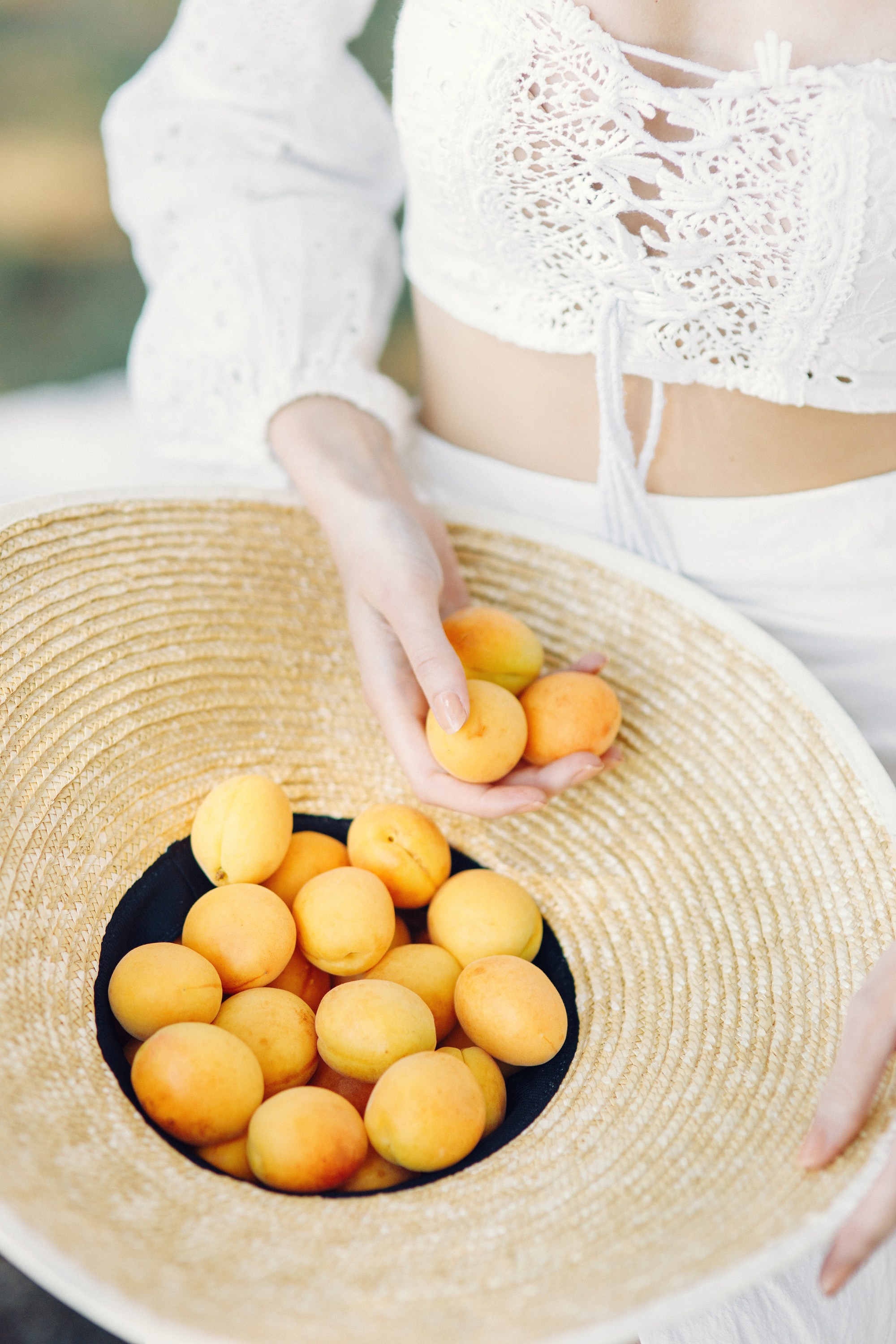 Фотосессия с абрикосами в Батуми