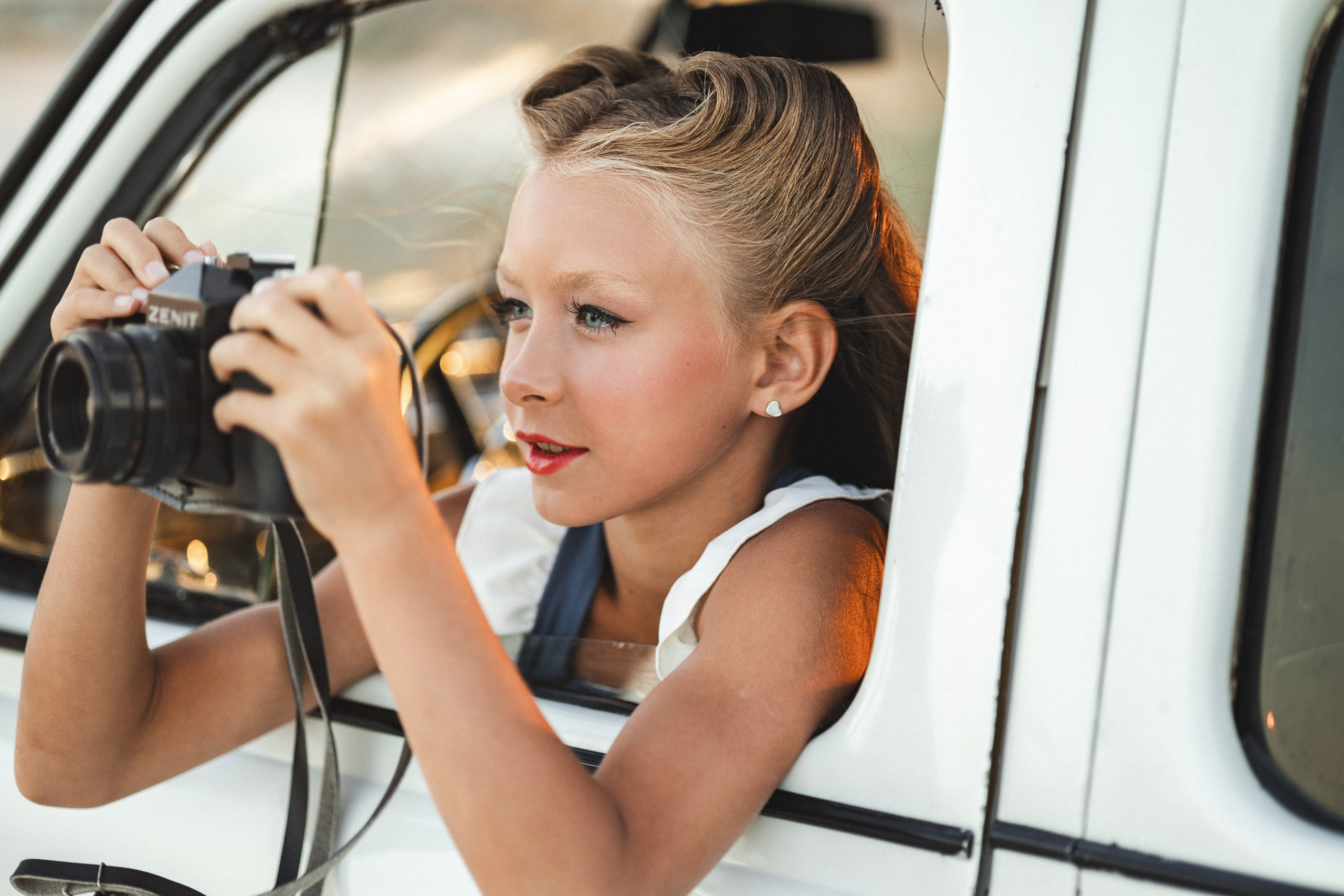 В ретро машине. Фотограф