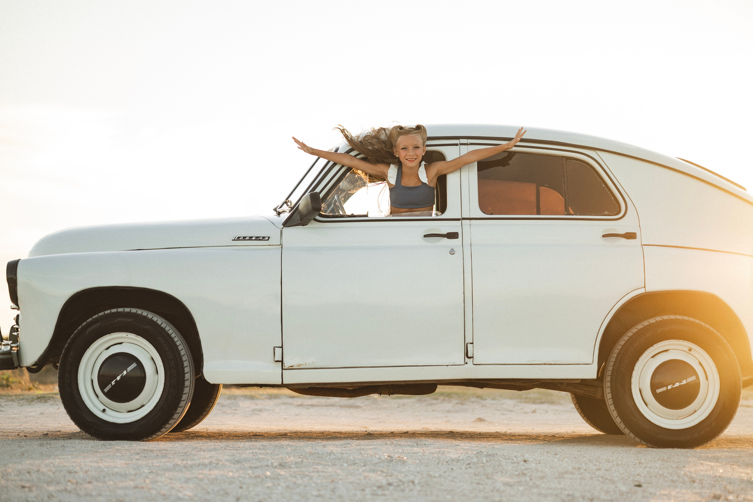 В ретро машине. Фотограф