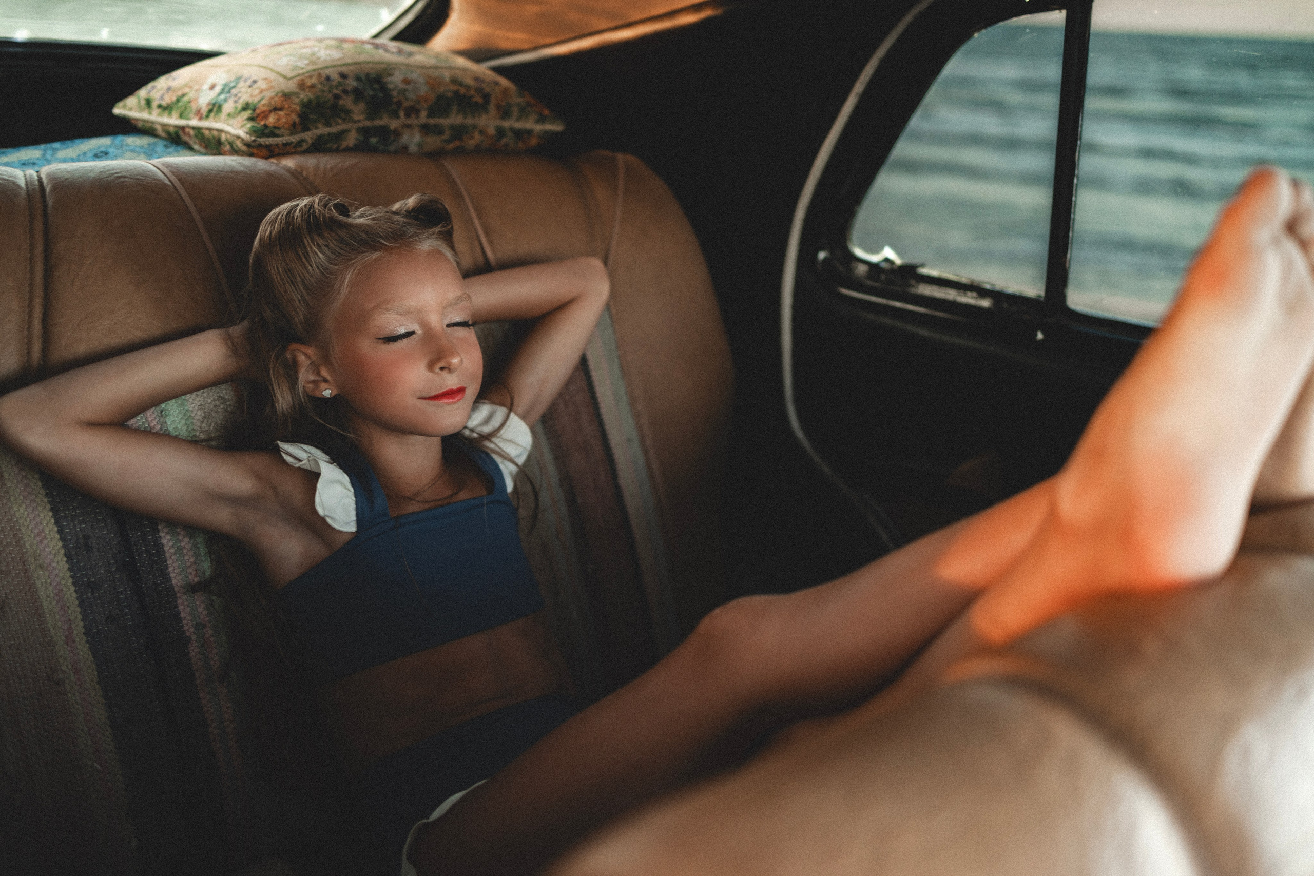 В ретро машине. Фотограф