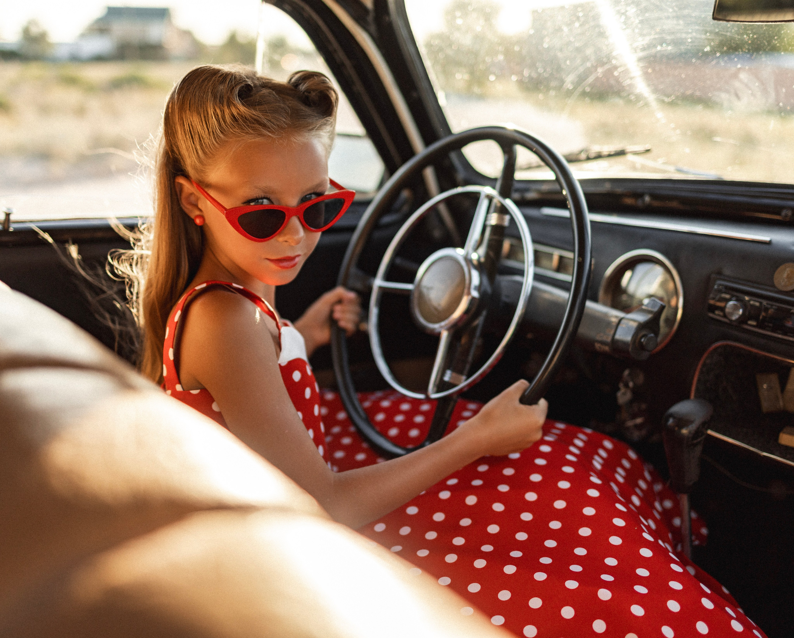 В ретро машине. Фотограф
