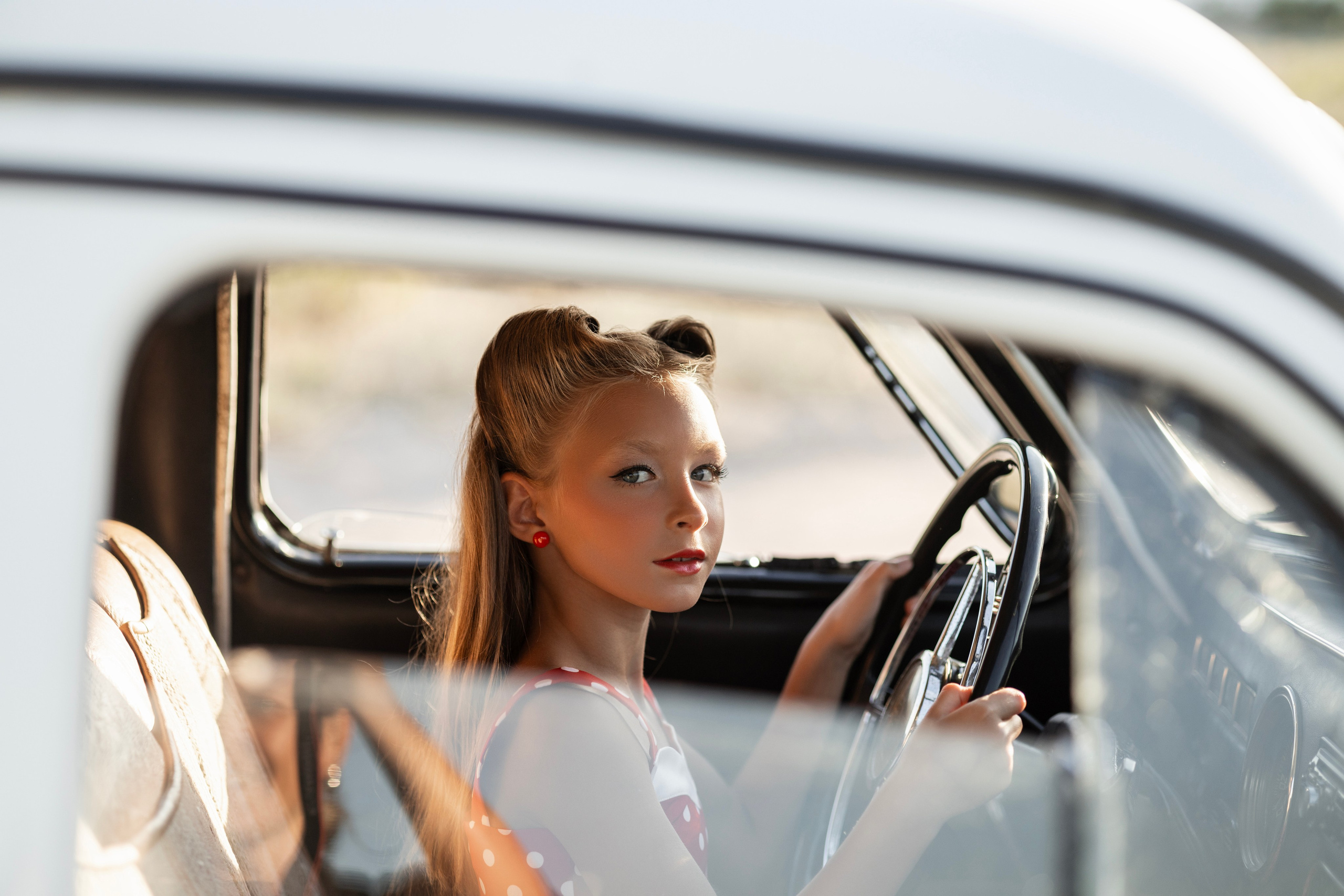 В ретро машине. Фотограф