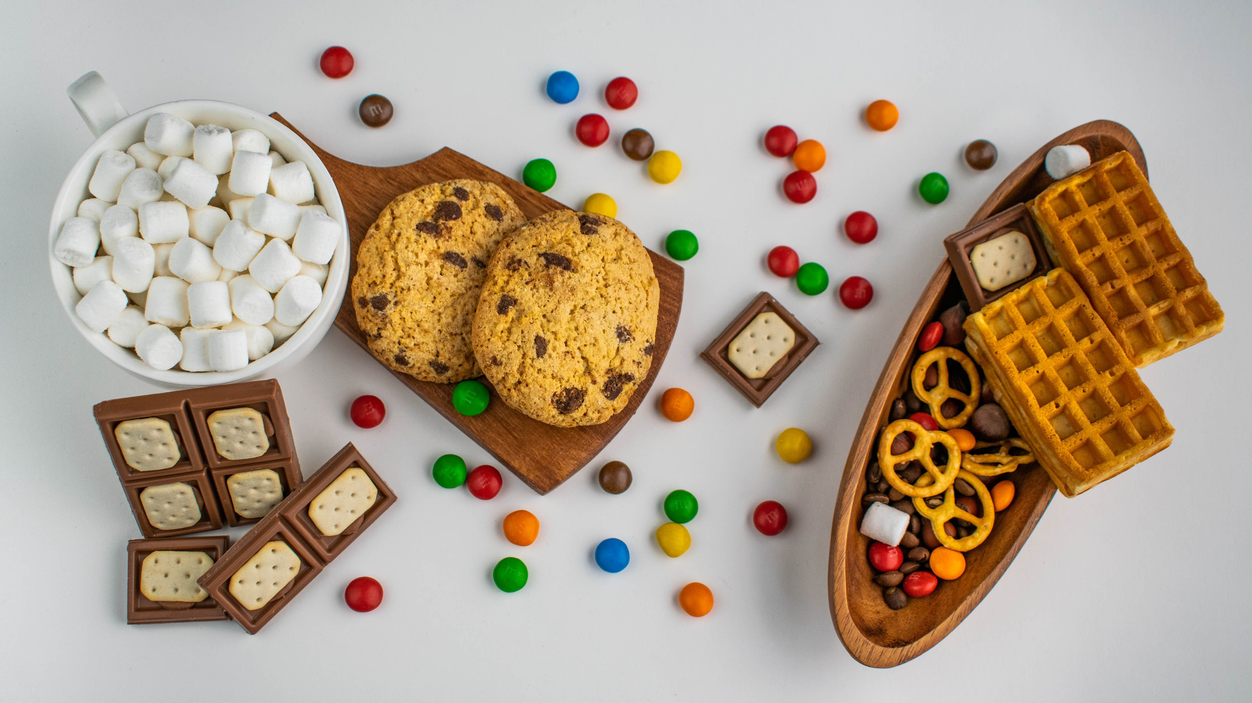 Фуд-фото десертов, конфет и печенья на сером фоне