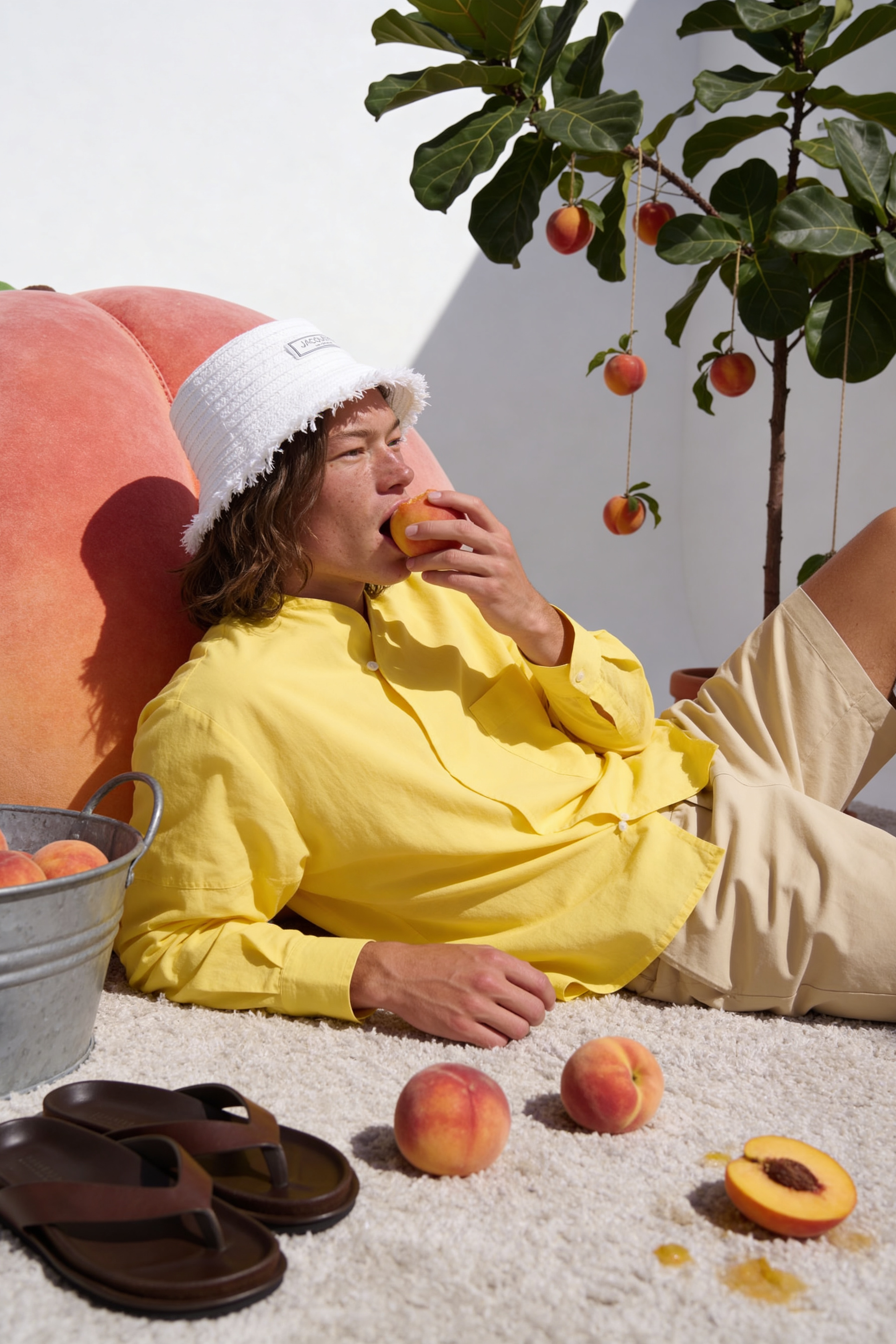 Мальчик с персиками — Jacquemus AI-кампания | jl.art.ai.lab. Анна Карчмит — AI-художник. Эдиториал, нейрофотосессия и контент для fashion и beauty брендов