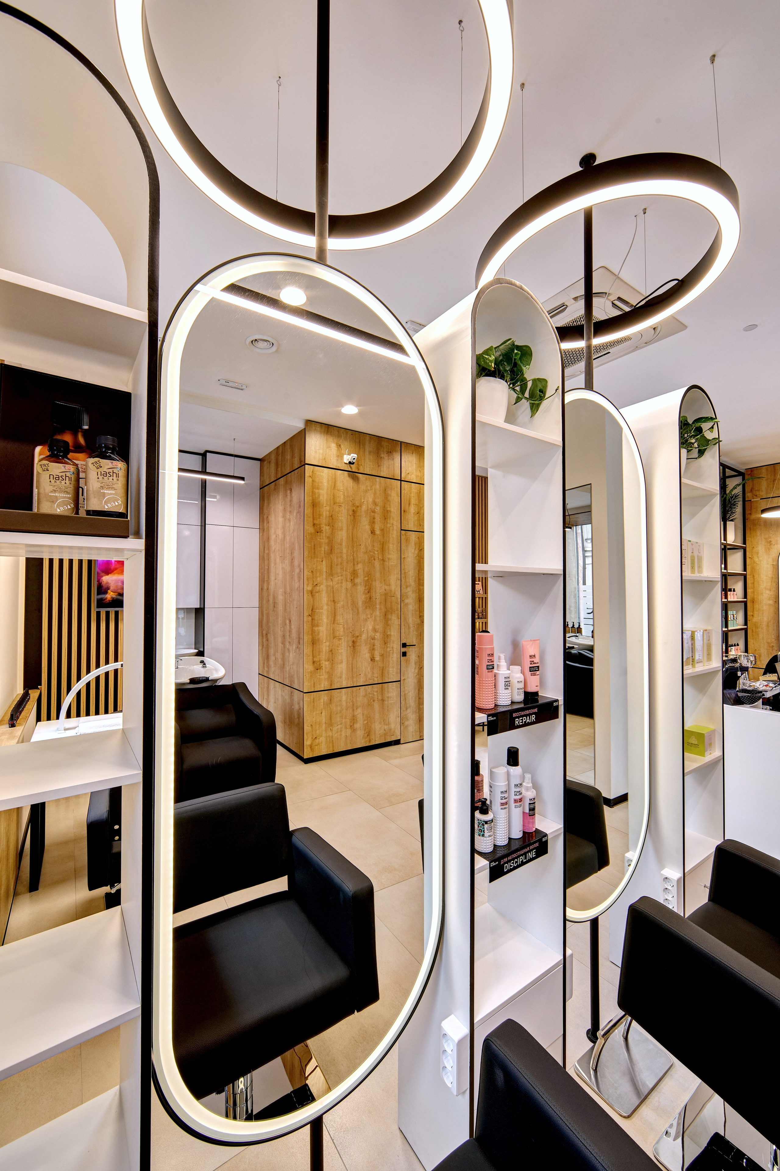 Интерьерная фотосессия для салона в Москве – на снимке интерьер округлые зеркала салона Mone