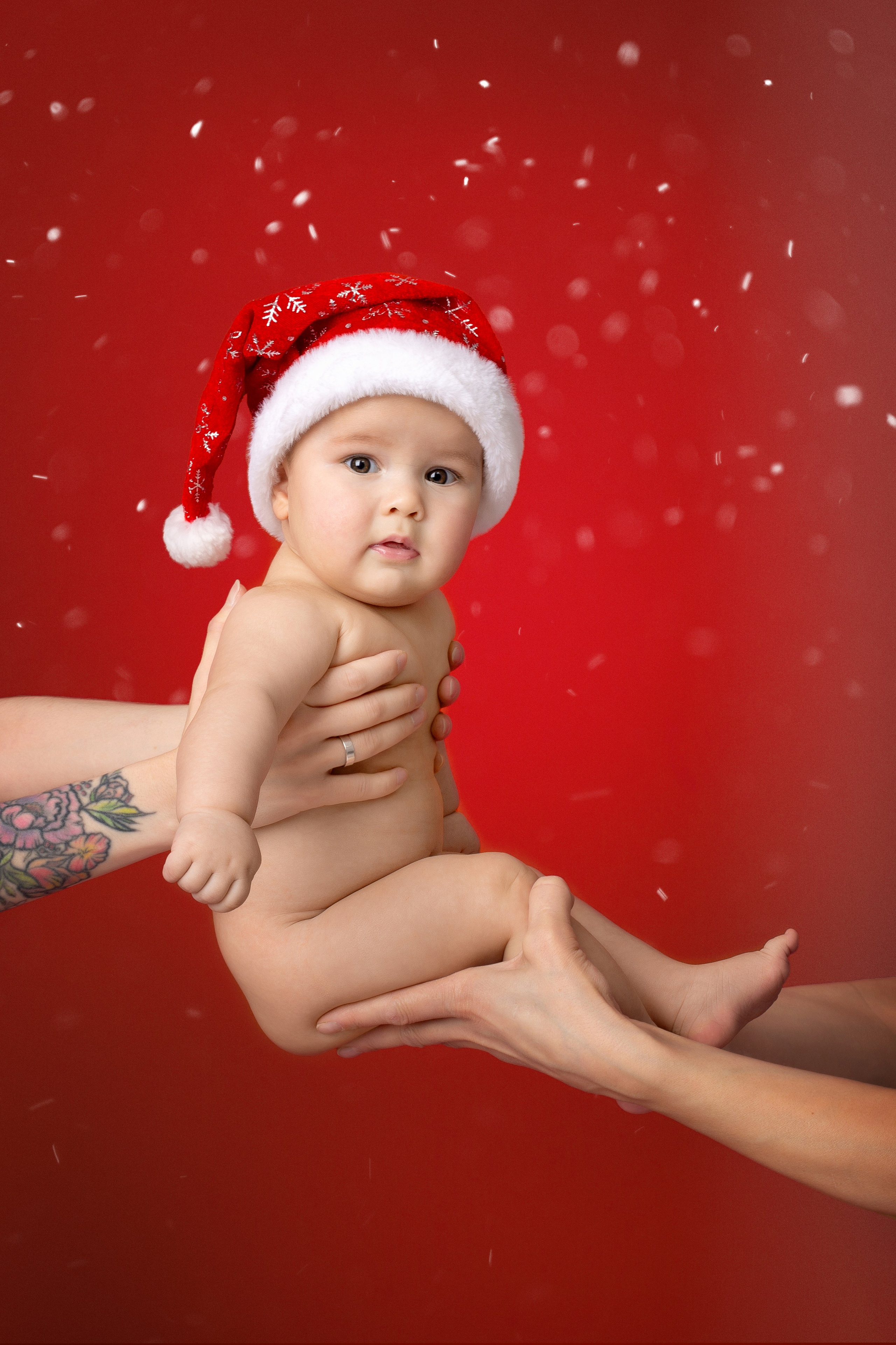 В новогоднем костюме в красной машине и семь гномов.