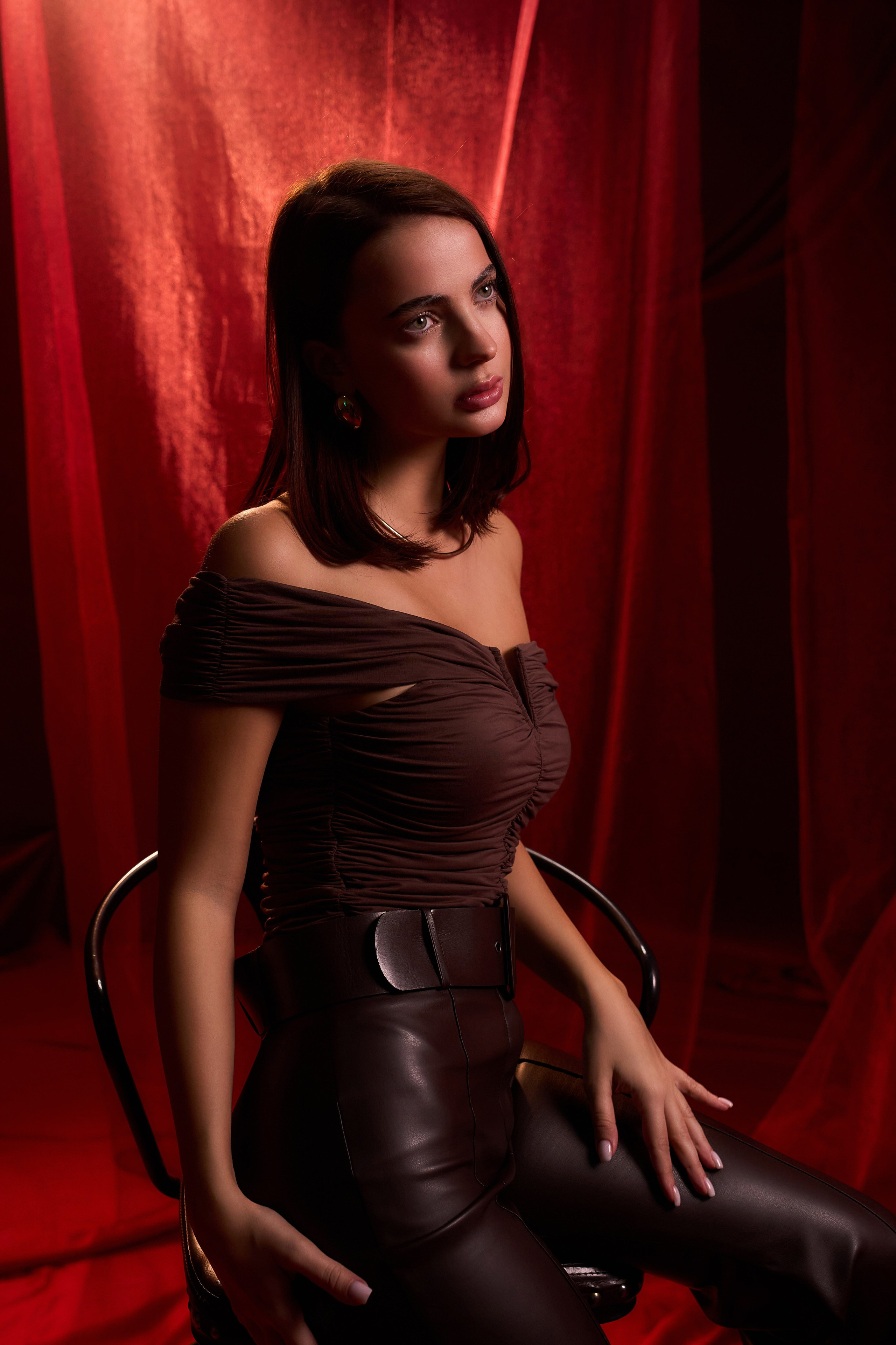 Студийная фотосъёмка на красном фоне. Фотограф в Москве Анастасия Баева