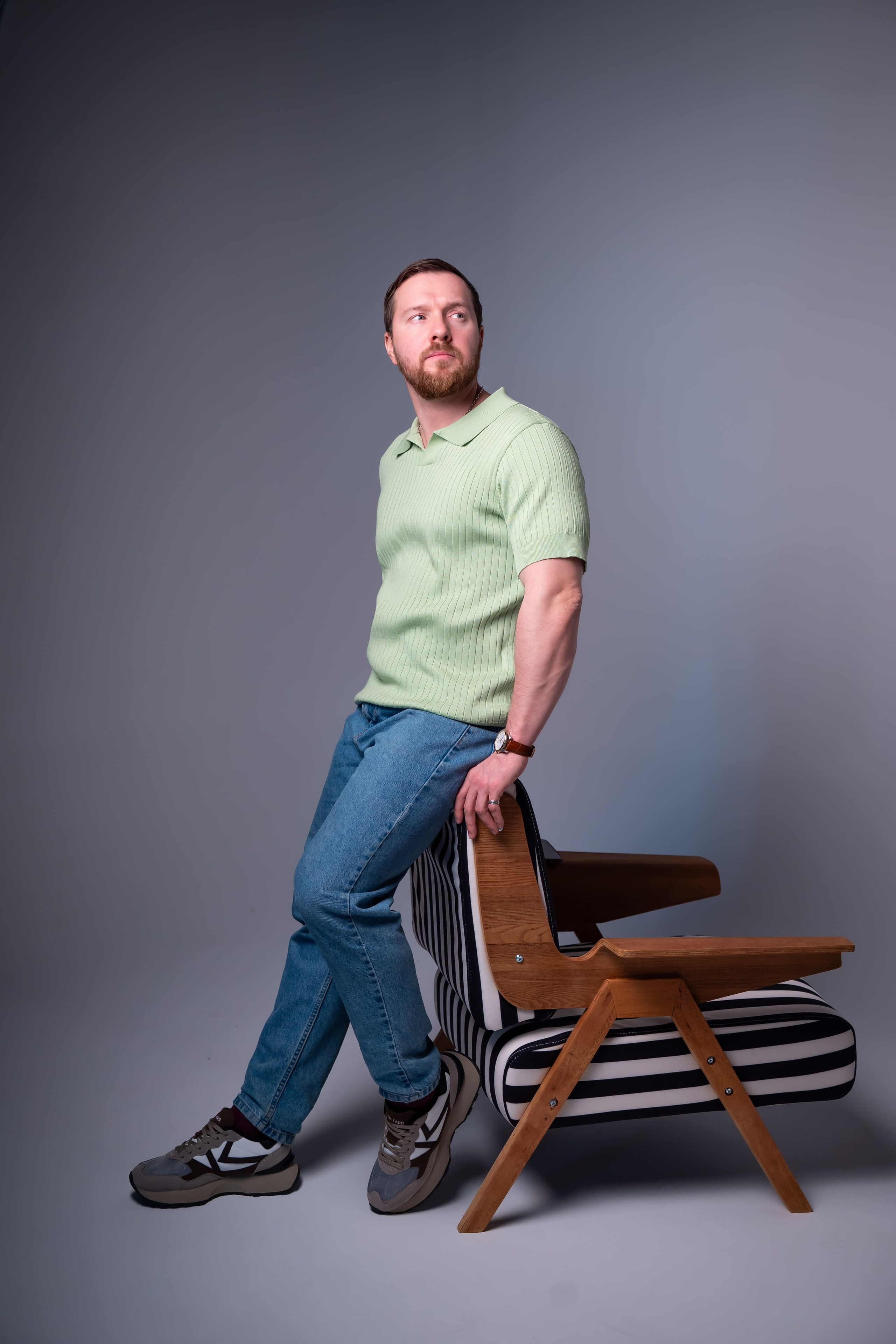 профессиональный мужской портрет на нейтральном фоне в студии, фотограф Карасёва Елена Красногорск