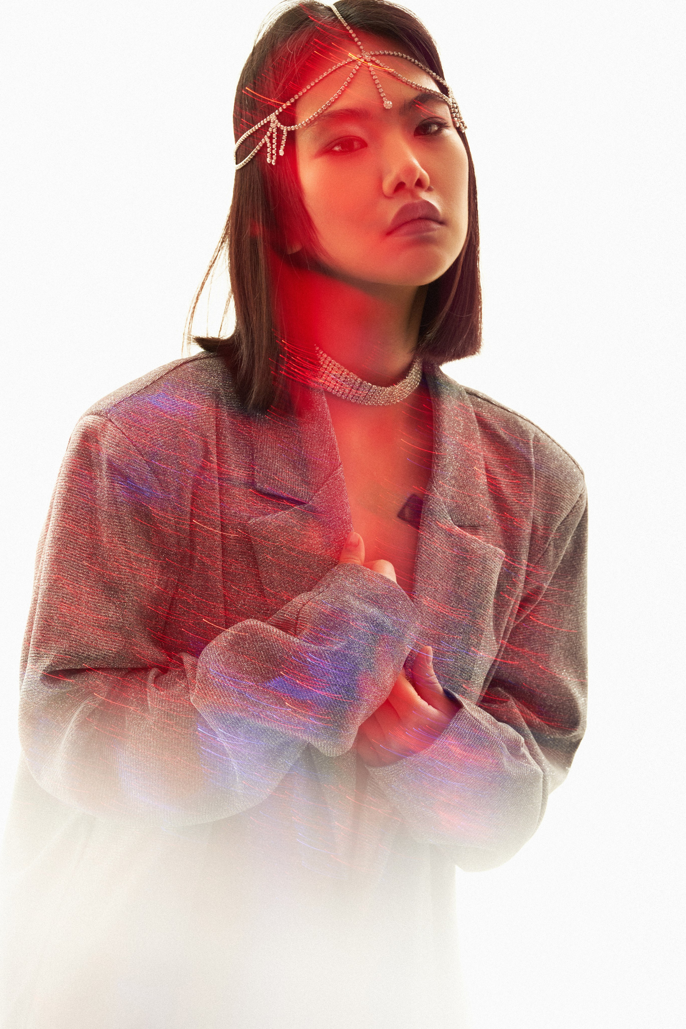 женский портрет высокий ключ смаз азиатка красный фильтр украшение на голову 