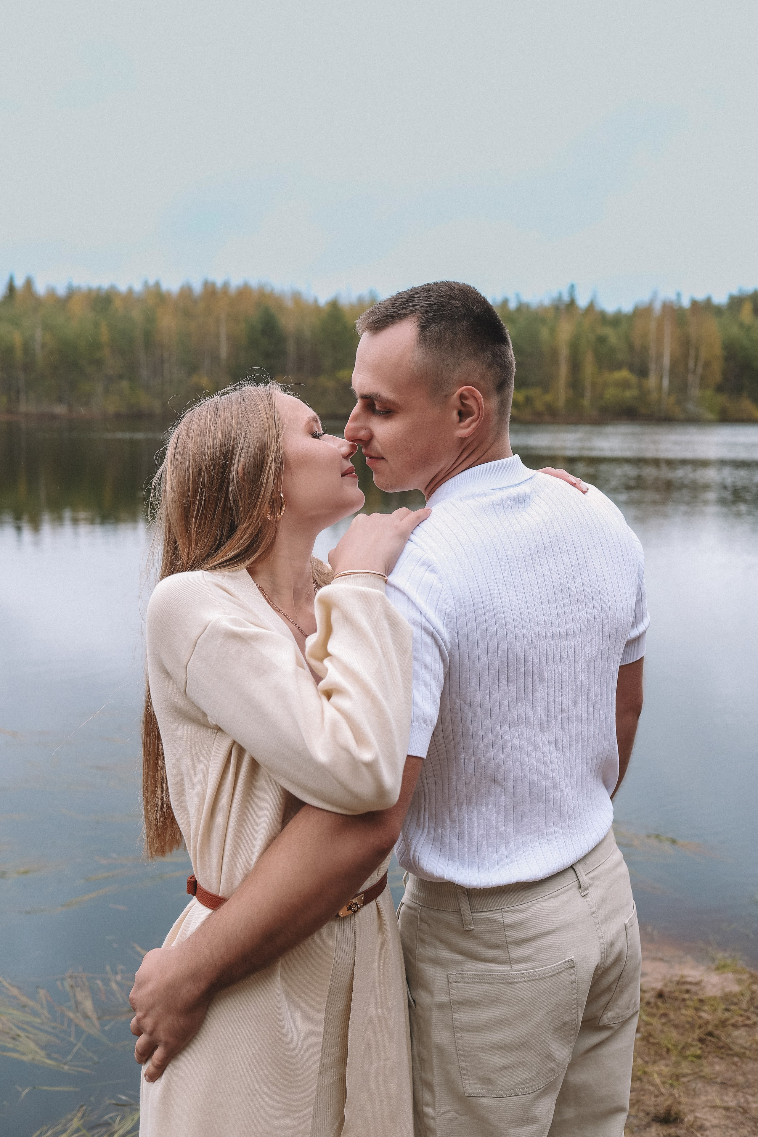 Лавстори фотосессия у озера — парень обнимает девушку