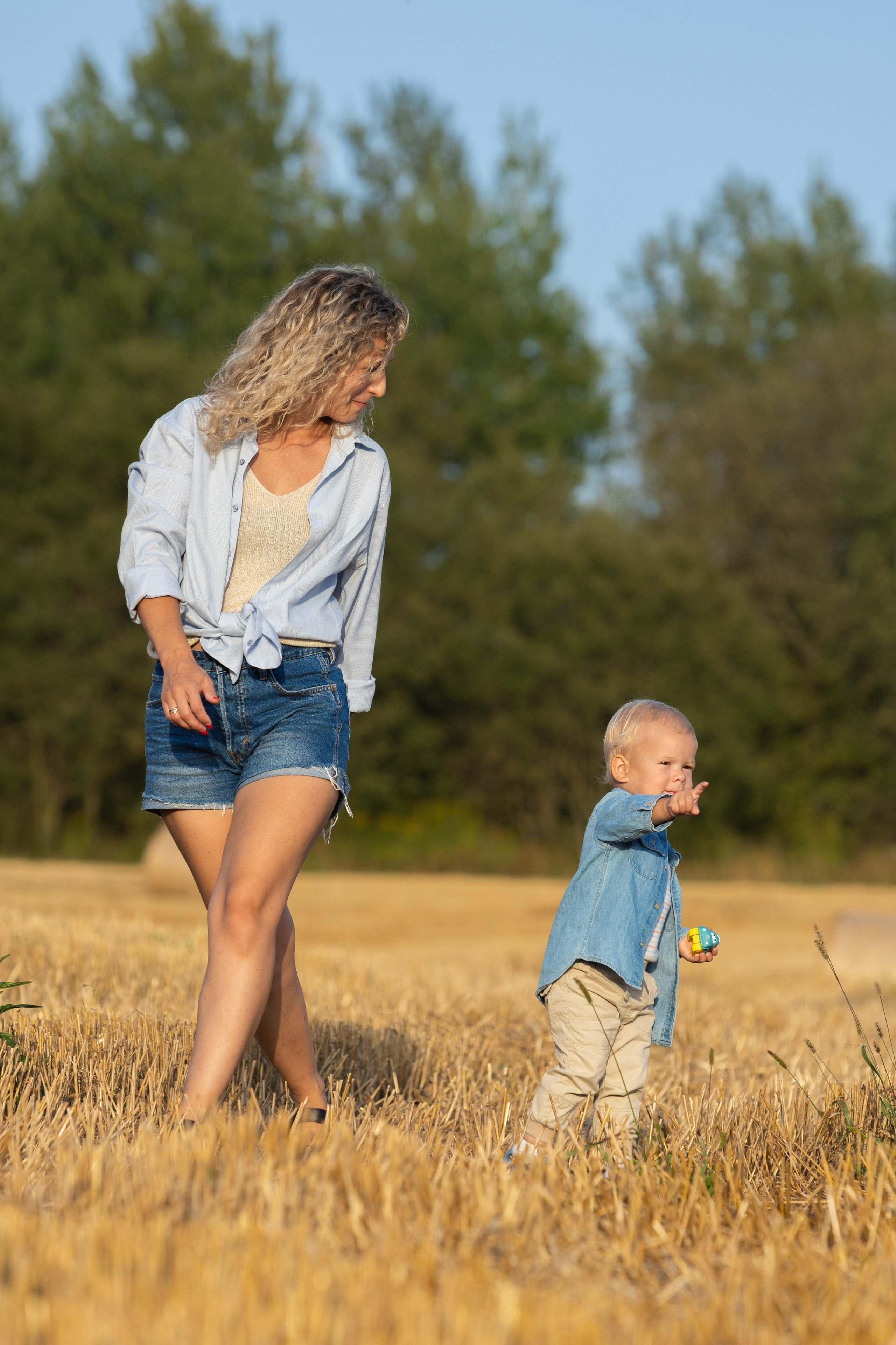 Семейная фотосъемка в поле в катушках соломы. Профессиональный интерьерный и репортажный фотограф Минск и РБ. Максим Орлов