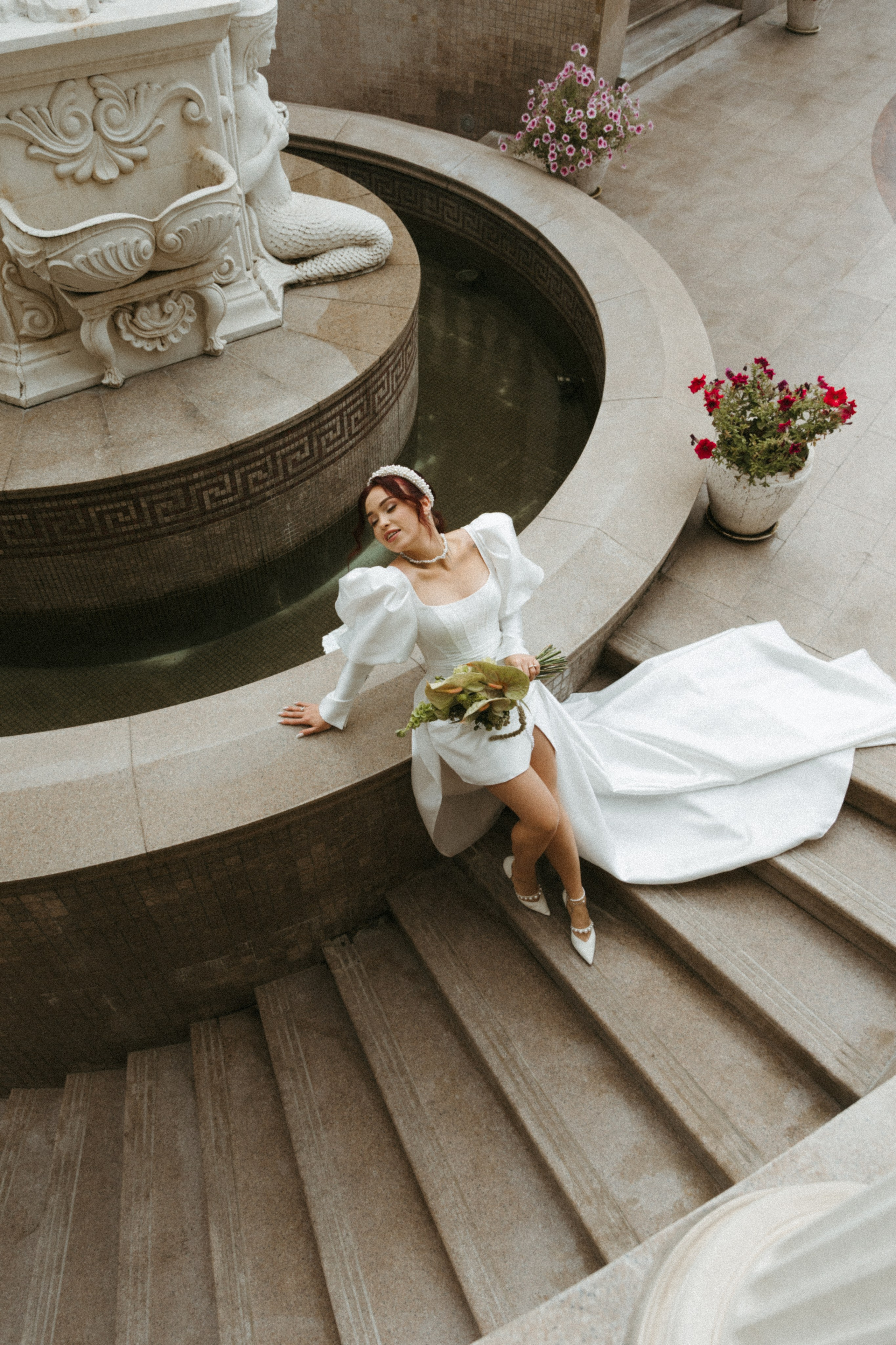 Молодожены на природе, живая свадебная фотосессия