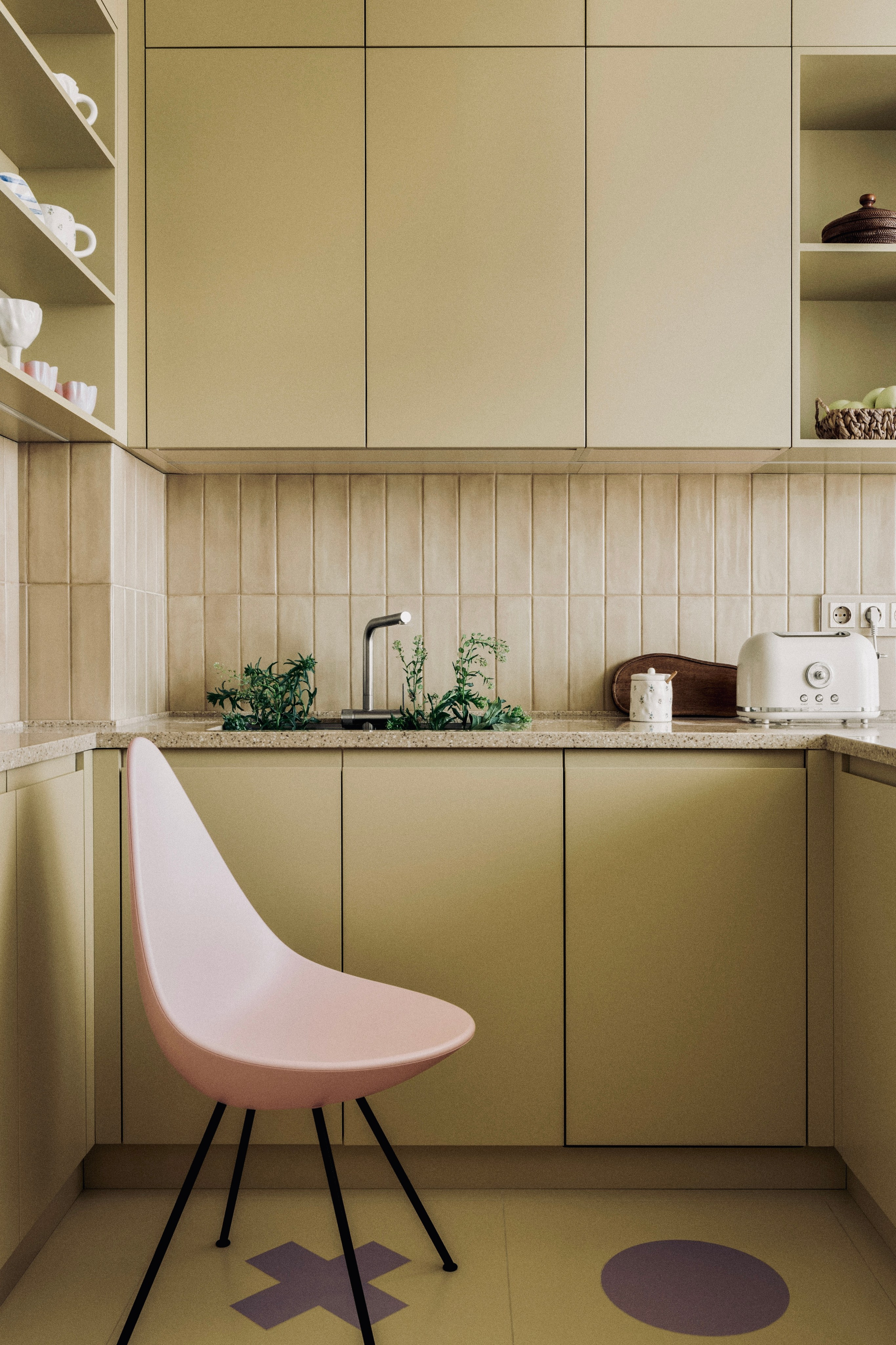 Интерьер кухни в стиле минимализм с пастельными оттенками, интерьерная съёмка в Астане, архитектурный фотограф Казахстан, проект опубликован в MadWhite