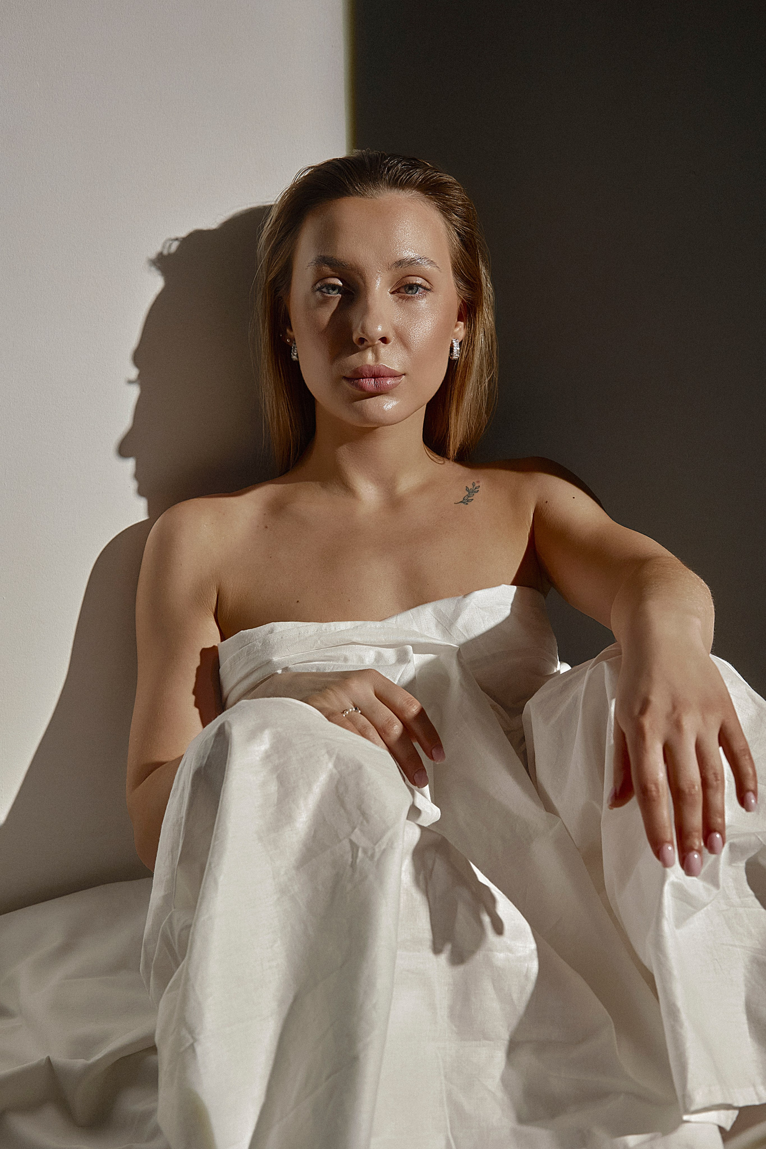 Семейная фотосессия папа и сын мальчик в студии в Домодедово, интерьерная фотостудия, мальчики школьники, а папа брутальный бизнес мужчина рубашке на стуле у окна.