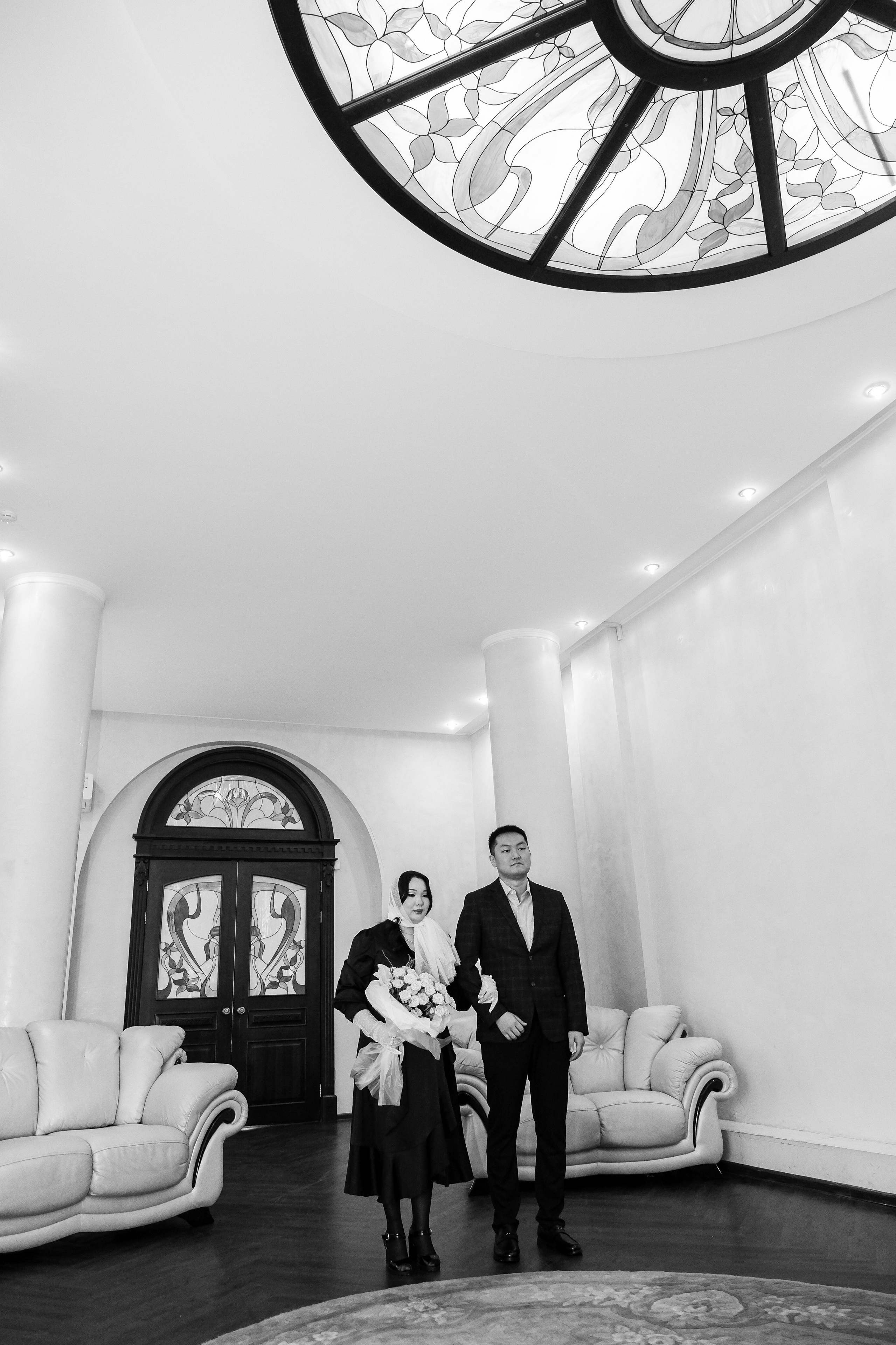 Также подать заявление в загс можно онлайн через портал госуслуг. Это просто и удобно, не нужно выходить из дома.Как и в первом случае, заявление подается совместно. Последовательность такая:один из партнеров через свою учетную запись оставляет заявку, в которой указывает контакты жениха или невесты (СНИЛС, дату рождения и email);вторая сторона получает на электронную почту приглашение с активной ссылкой на общую анкету, которую нужно дозаполнить;далее в течение 24 часов нужно оплатить госпошлину и переслать заполненное заявление в загс (все так же через портал).