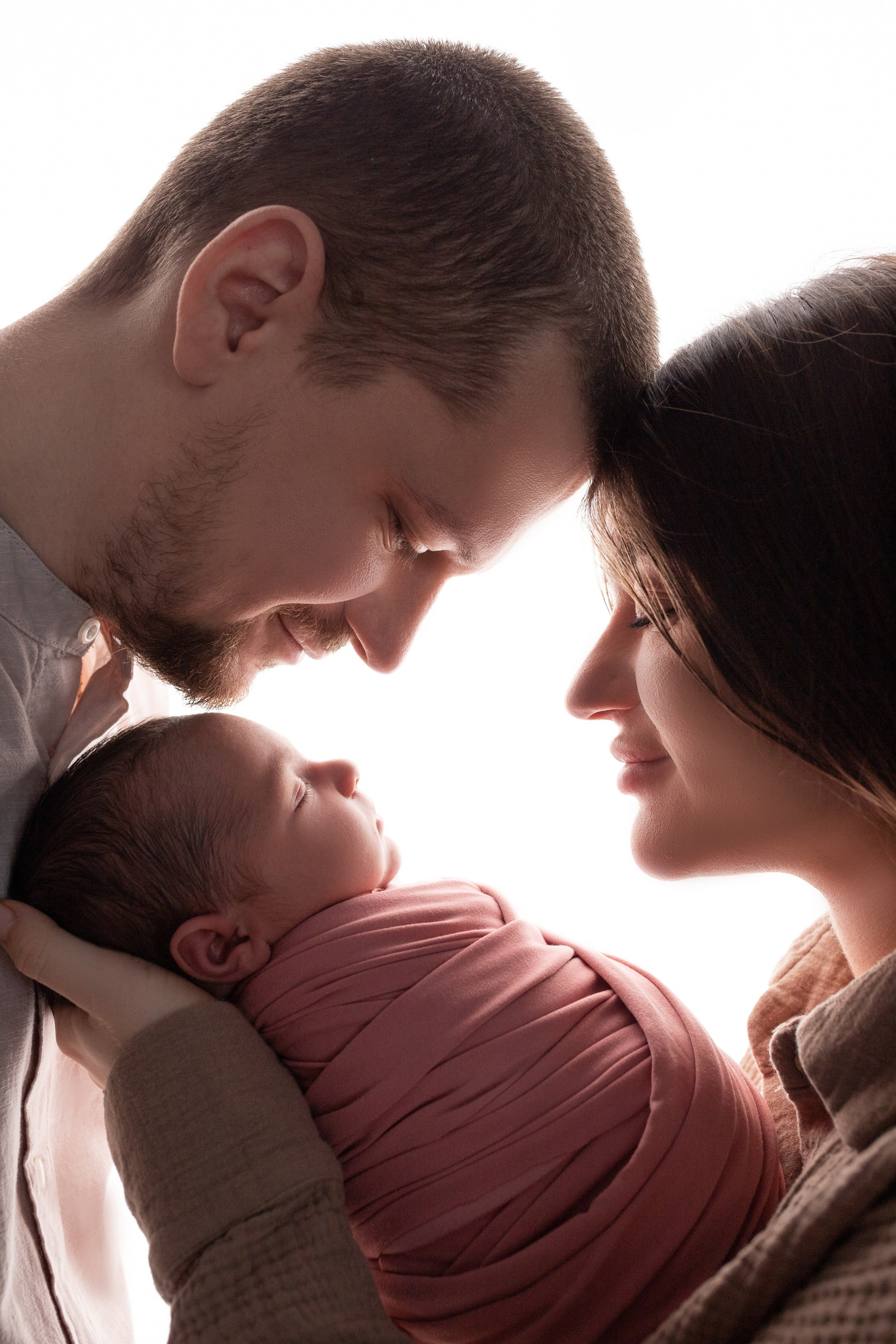 Семейные кадры на фотосессии ньюборн. Фотограф новорожденных в г. Барнаул Ренпенинг Катерина