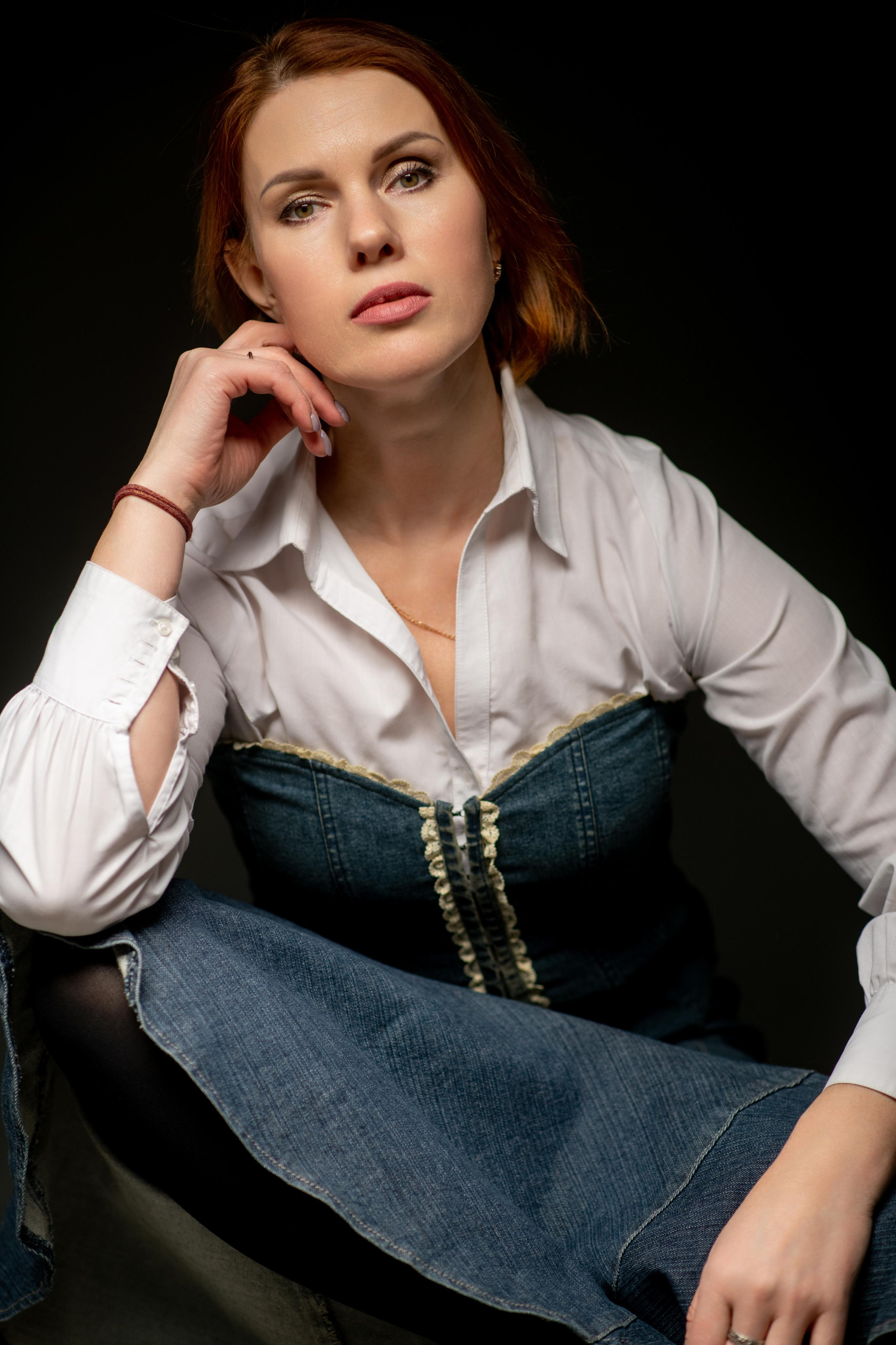 Фотограф Тула и модель Ромашина Ольга. Девушка сидит в белой рубашке и джинсовом сарафане.