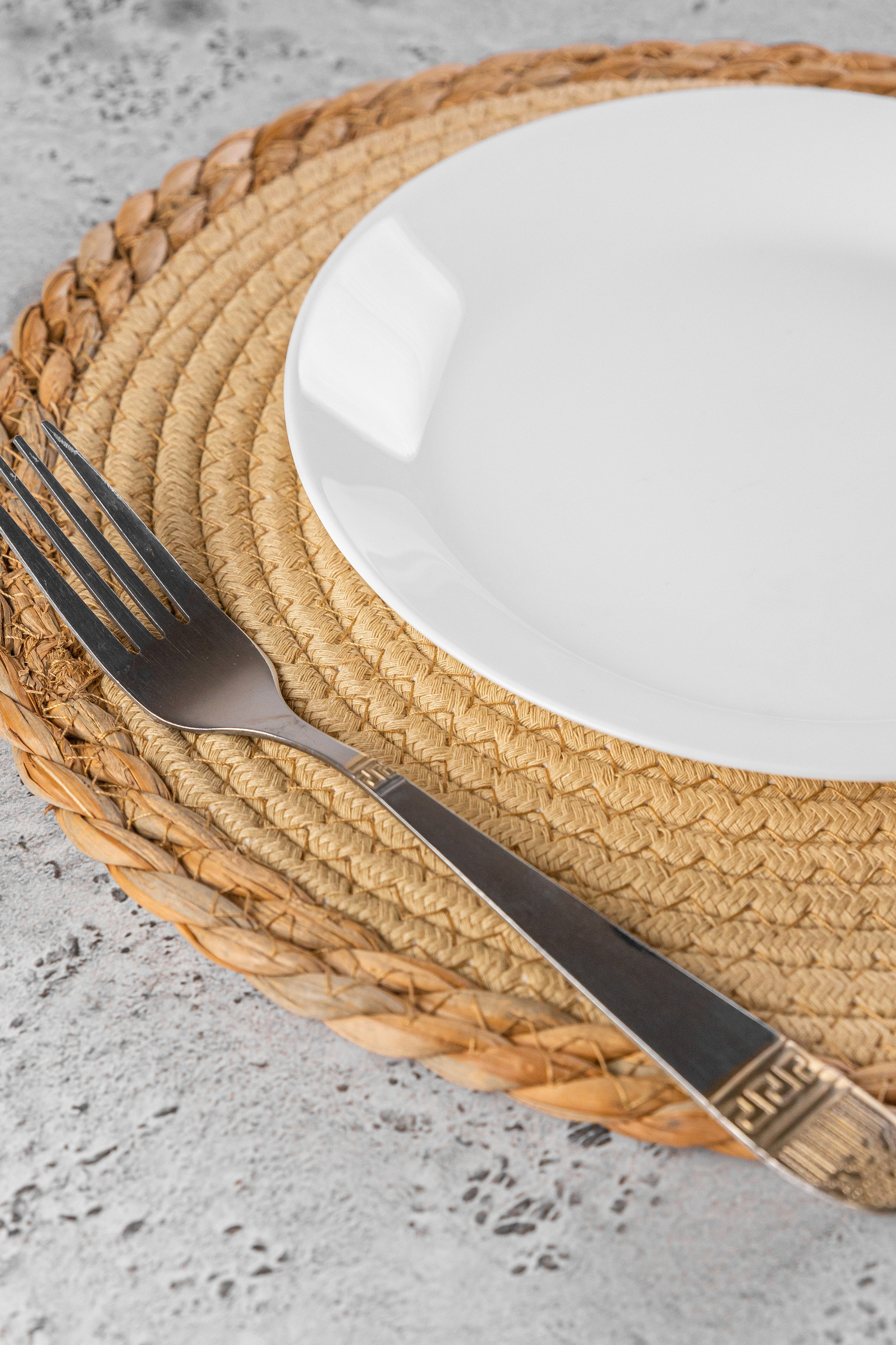 предметная съемка вилка тарелка и соломенная салфетка для маркетплейсов