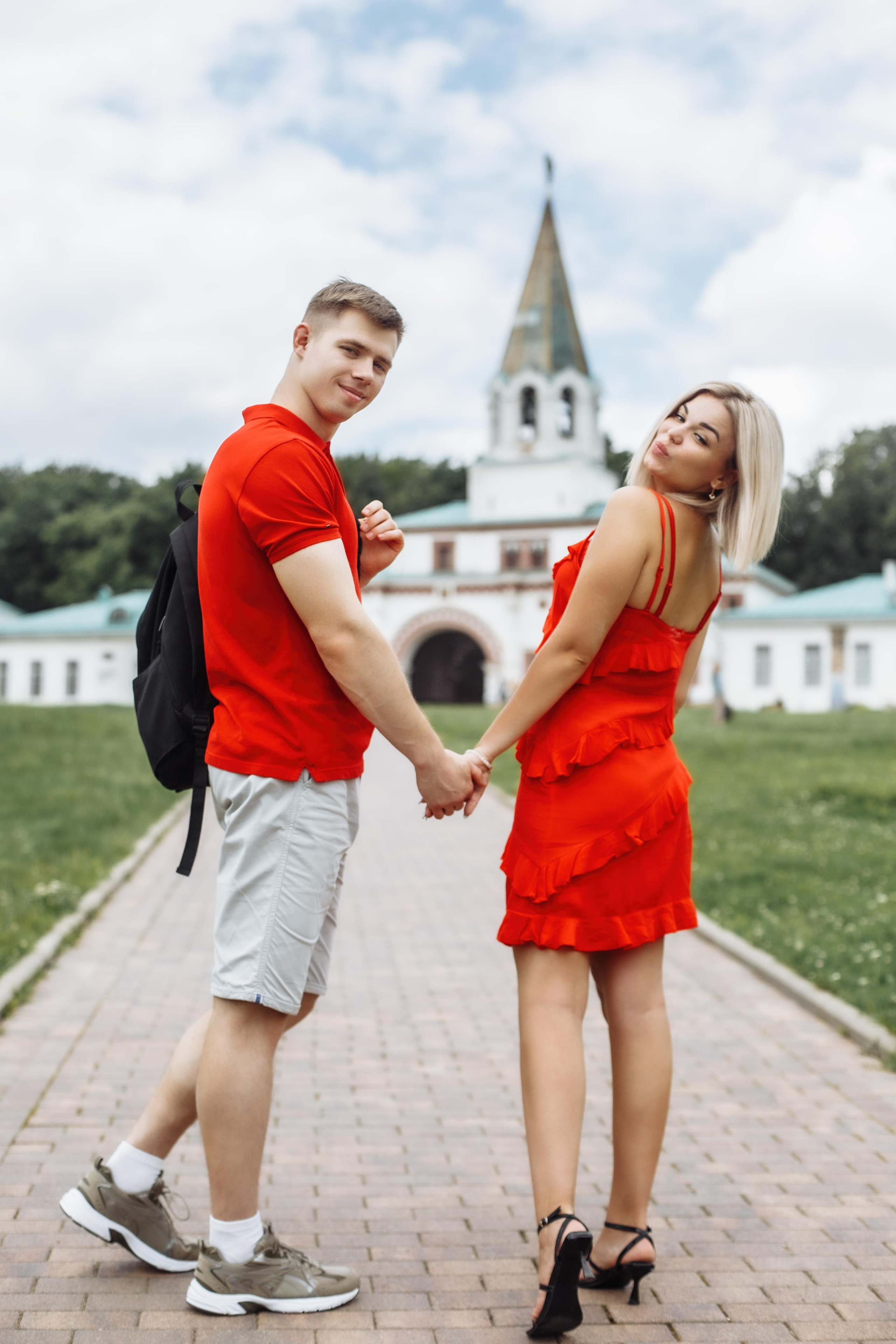 Жених и невеста держатся за руки и бегут по мосту. Идеи для Love Story