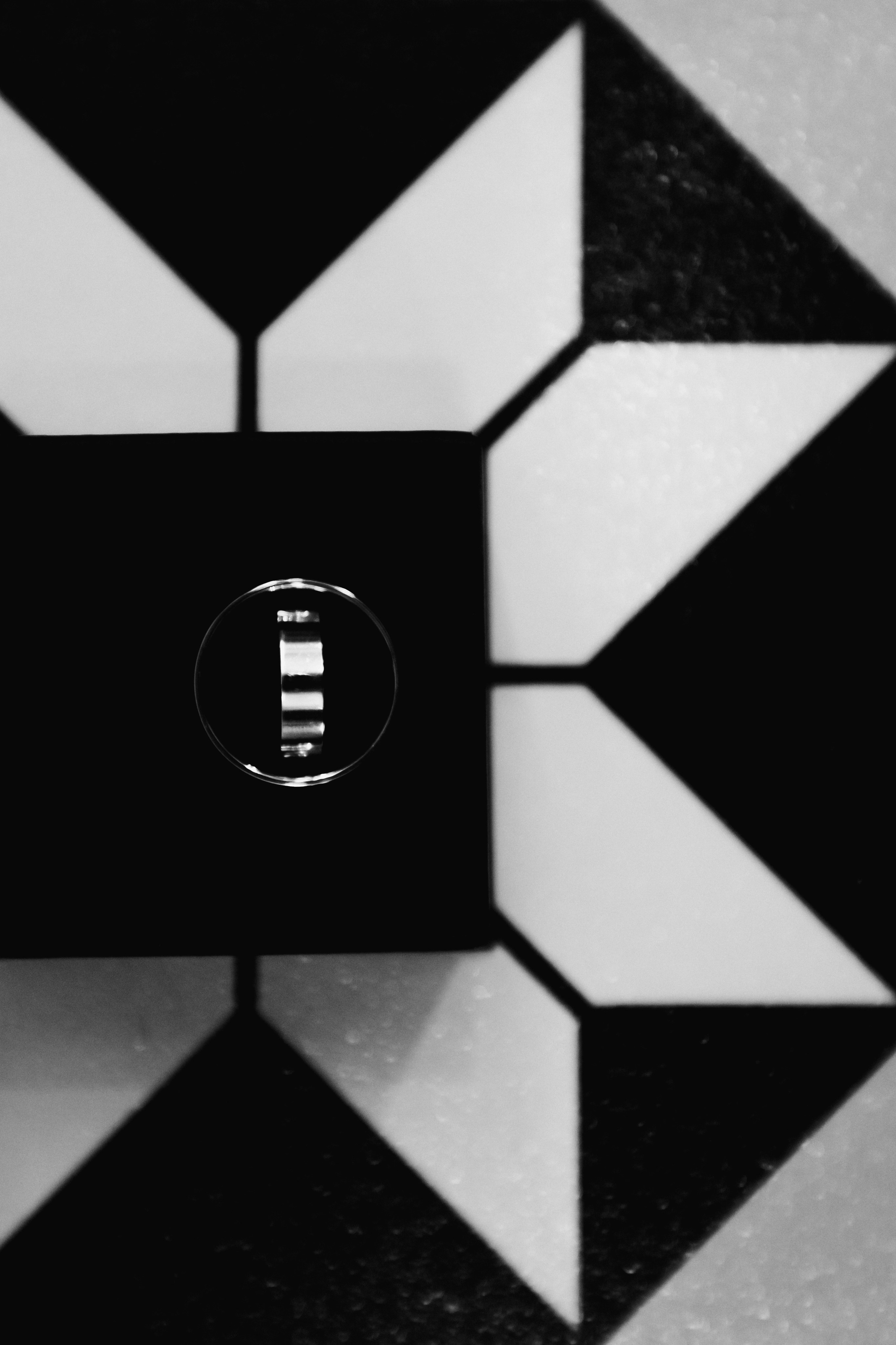 обручальные кольца на лампе